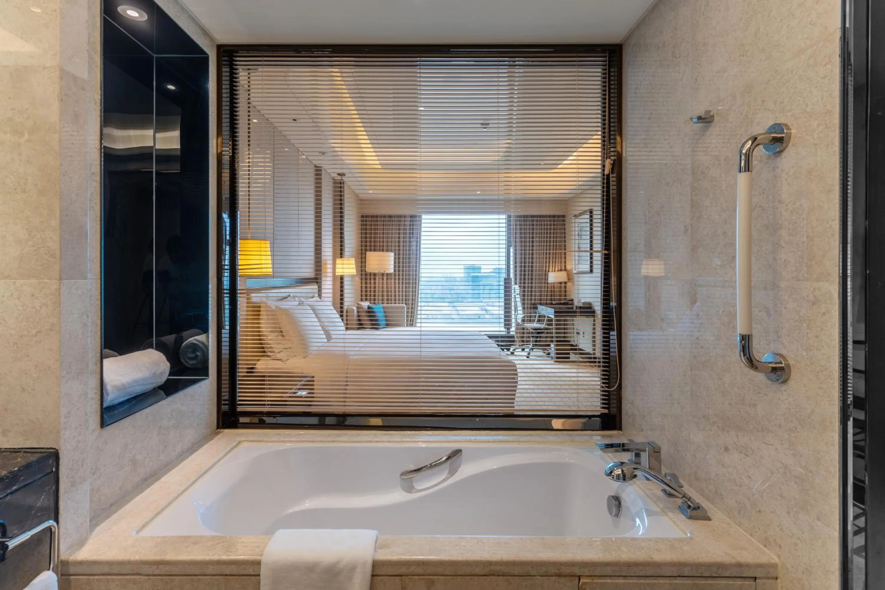 Bathroom, Bed in Junluxe Hotel Guangzhou Zengcheng