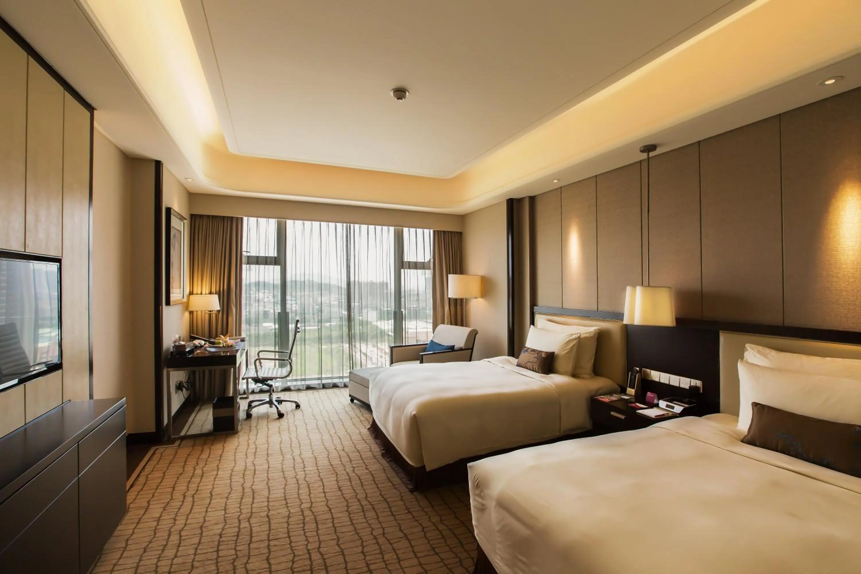 Photo of the whole room, Bed in Crowne Plaza Guangzhou Zengcheng, an IHG Hotel