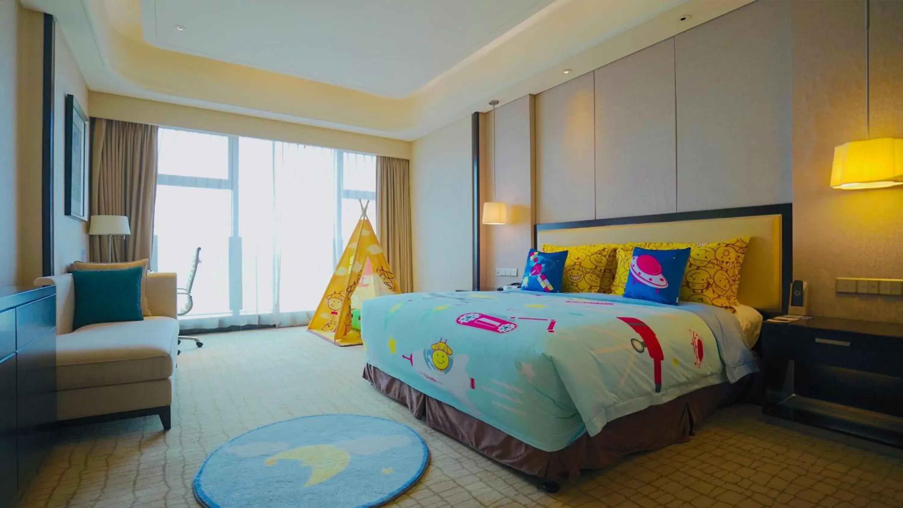 Photo of the whole room, Bed in Crowne Plaza Guangzhou Zengcheng, an IHG Hotel