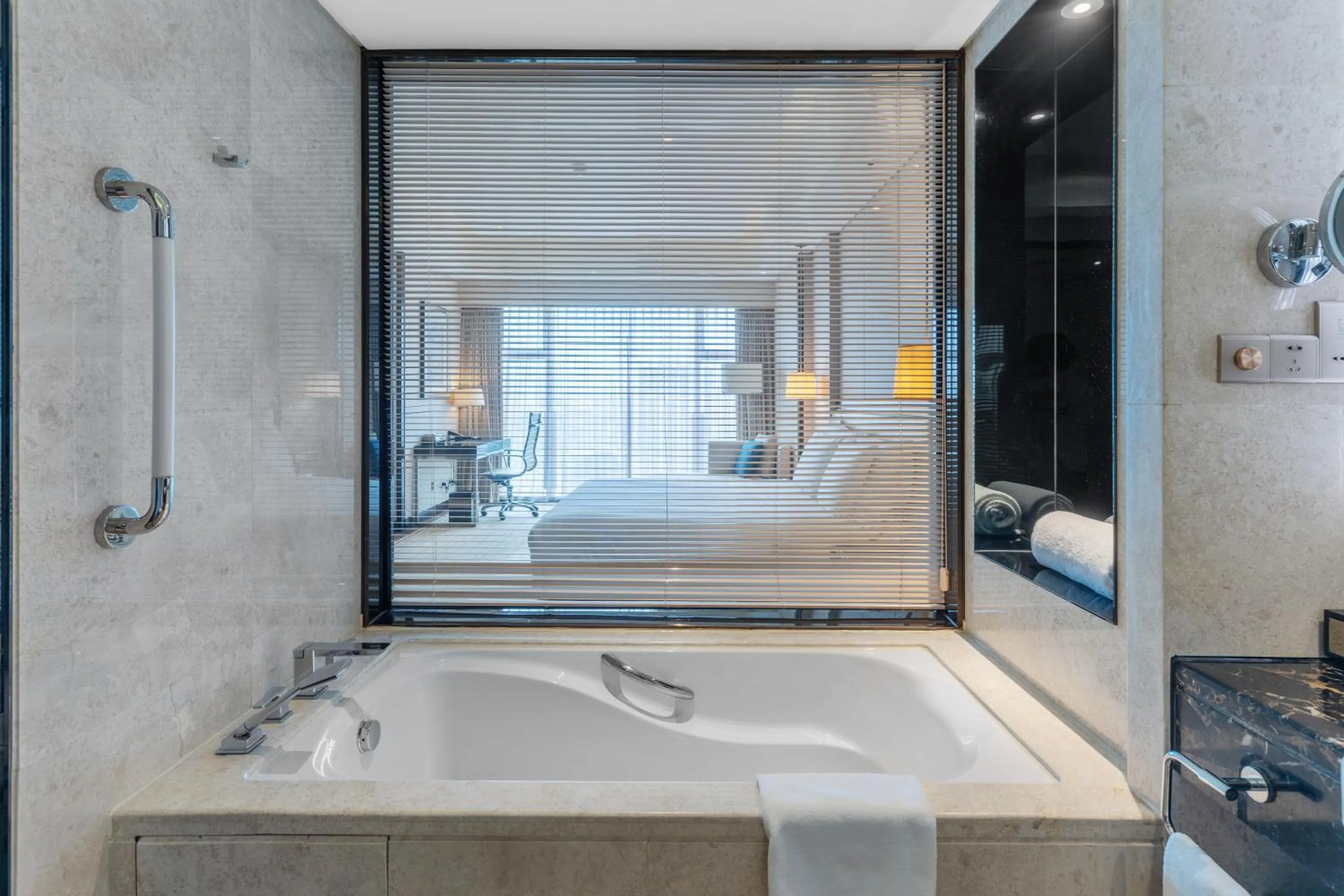Bathroom, Bed in Junluxe Hotel Guangzhou Zengcheng