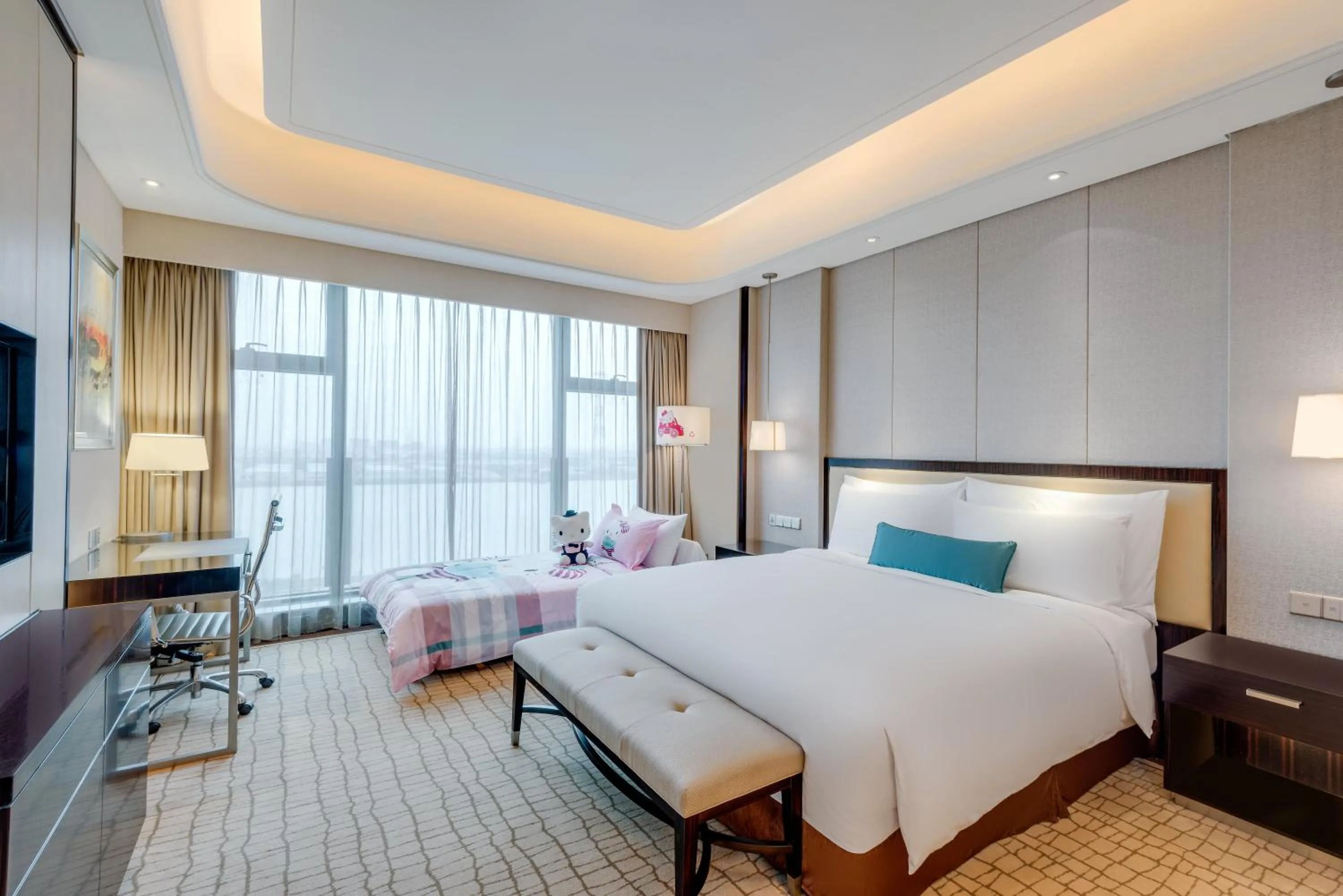 Photo of the whole room, Bed in Crowne Plaza Guangzhou Zengcheng, an IHG Hotel