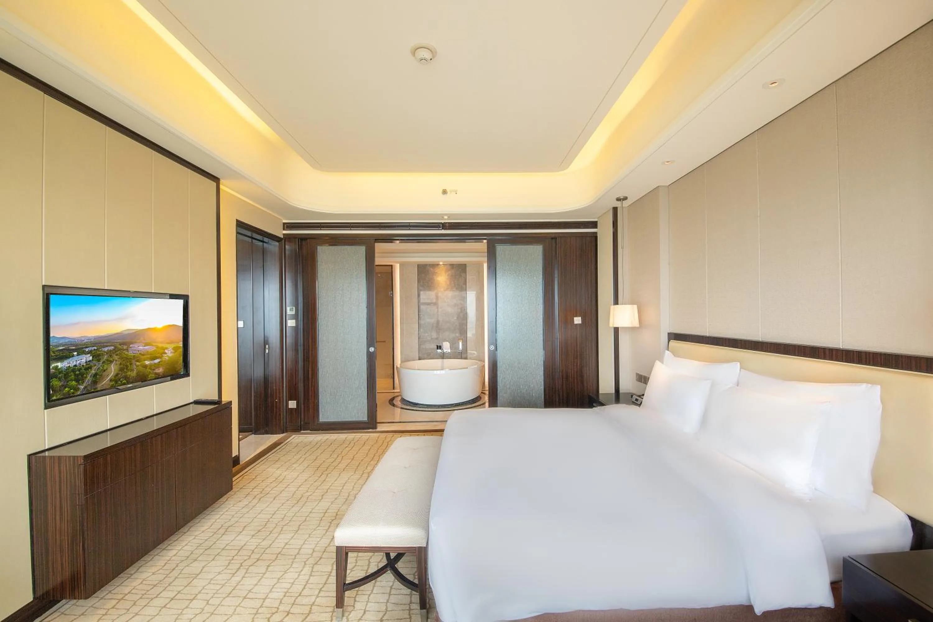 Bed in Junluxe Hotel Guangzhou Zengcheng-Free Shuttle Bus For Canton Fair