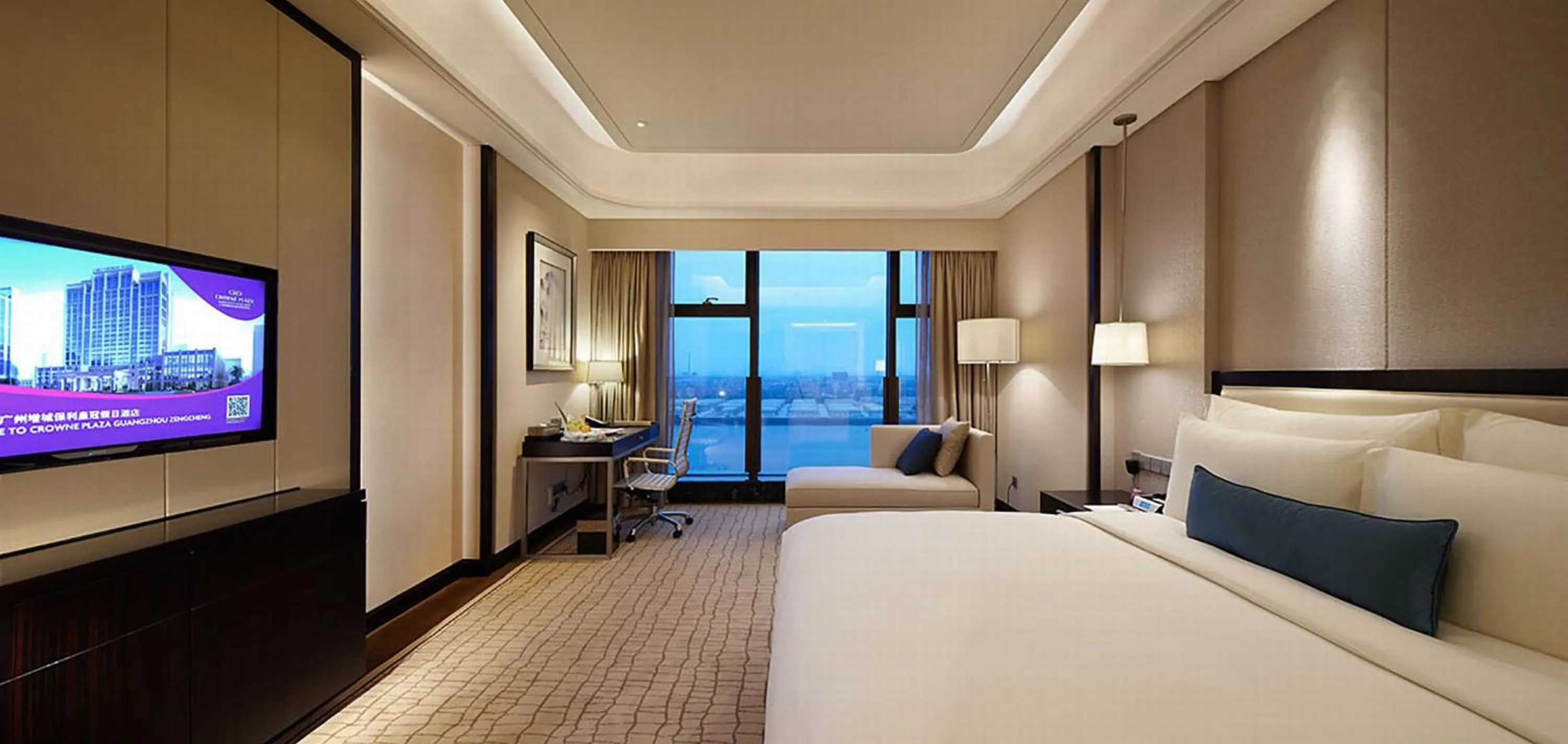 Photo of the whole room, Bed in Crowne Plaza Guangzhou Zengcheng, an IHG Hotel