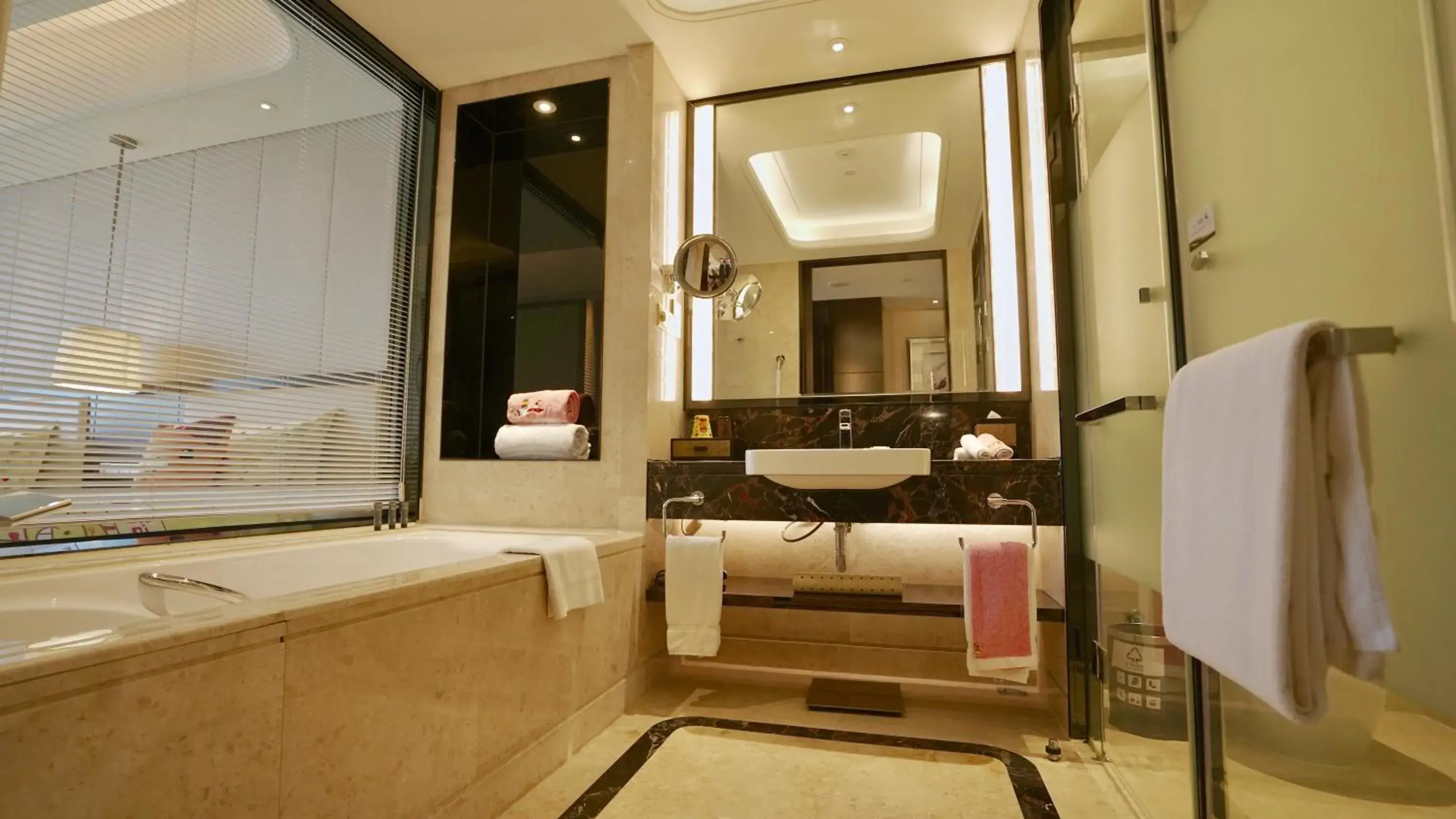 Property building, Bed in Crowne Plaza Guangzhou Zengcheng, an IHG Hotel Property building, Bed in Crowne Plaza Guangzhou Zengcheng, an IHG Hotel