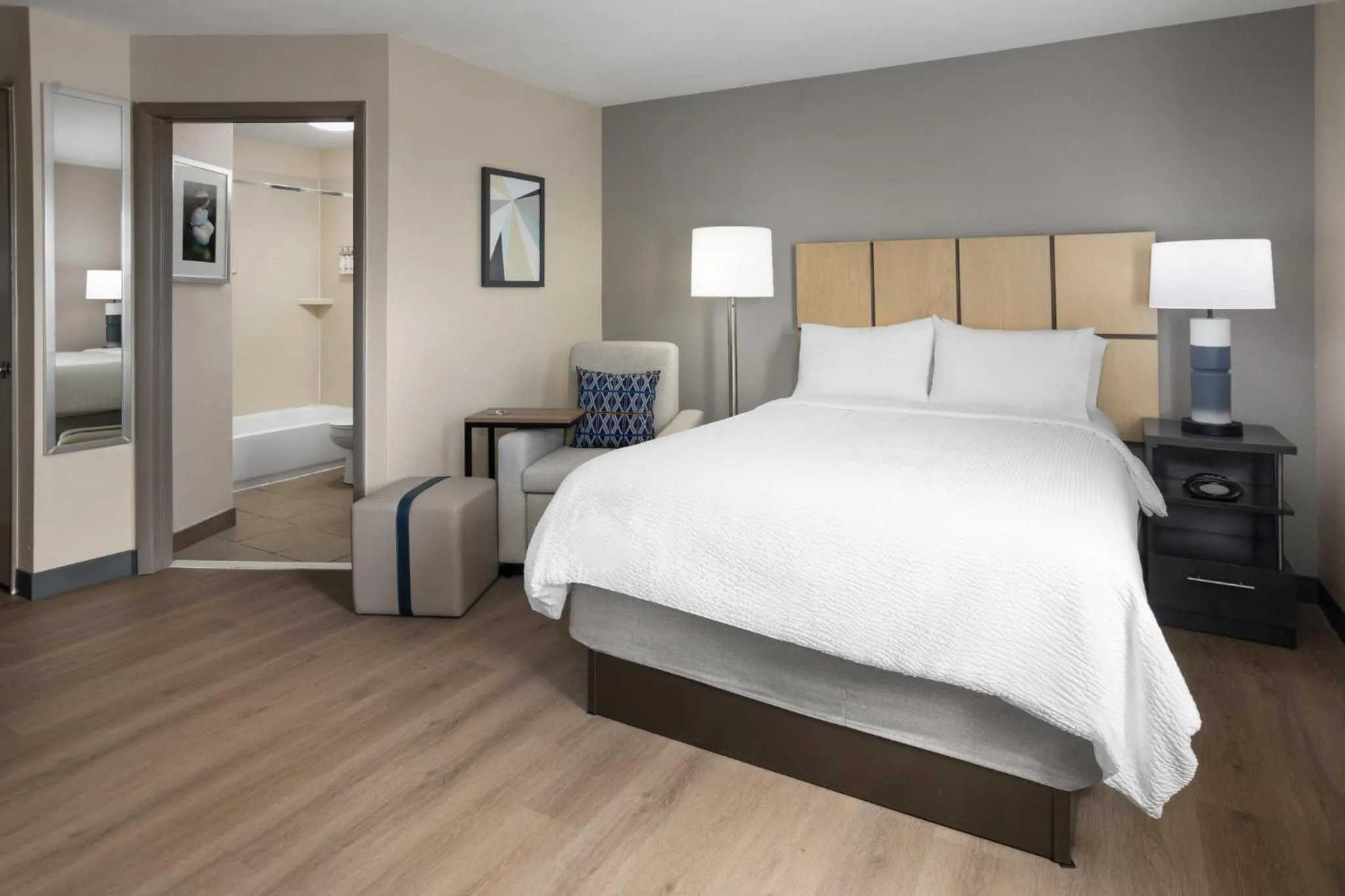 Photo of the whole room, Bed in Candlewood Suites Fort Campbell - Oak Grove by IHG