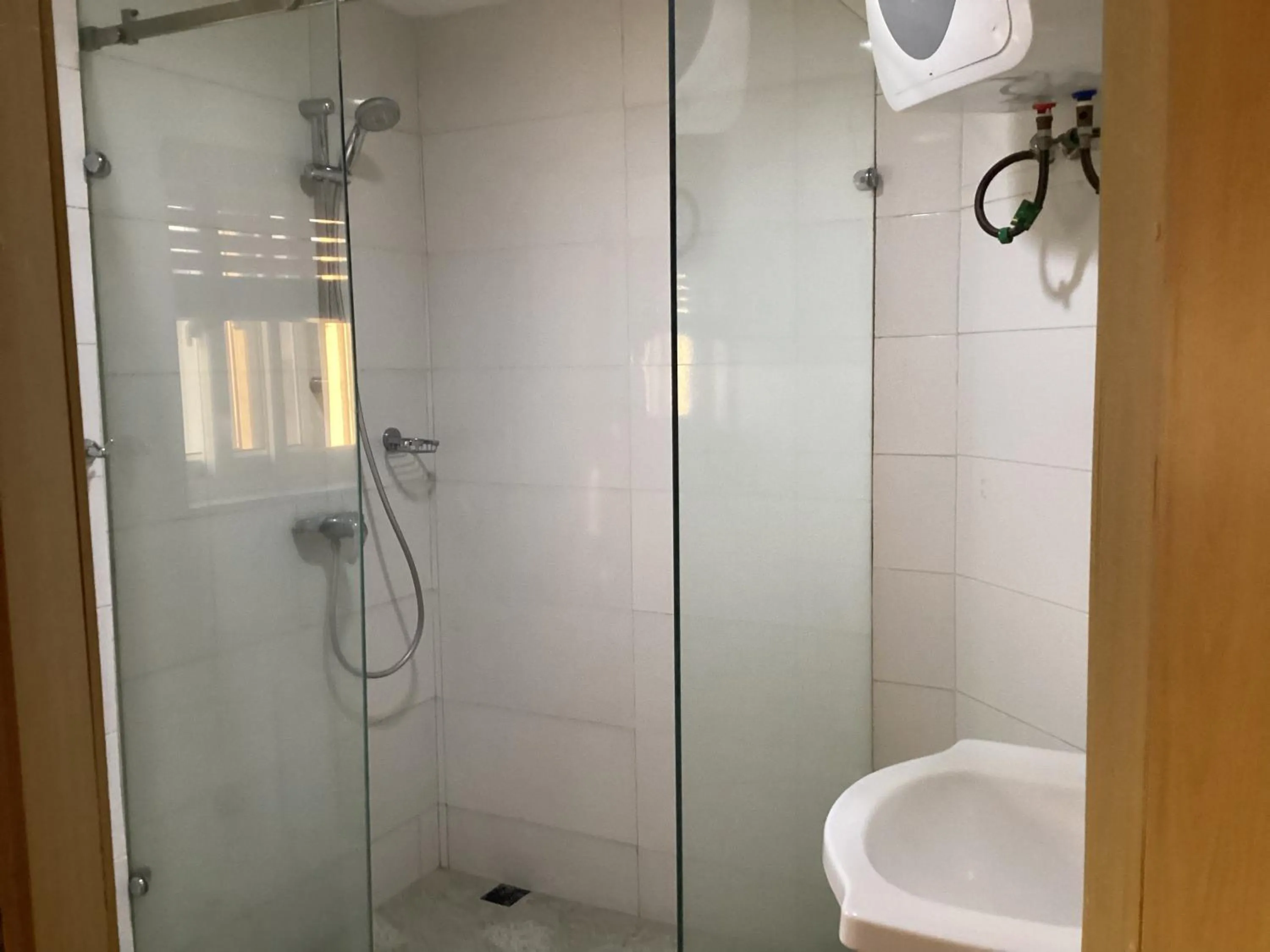 Shower in Adis Hotels Ibadan