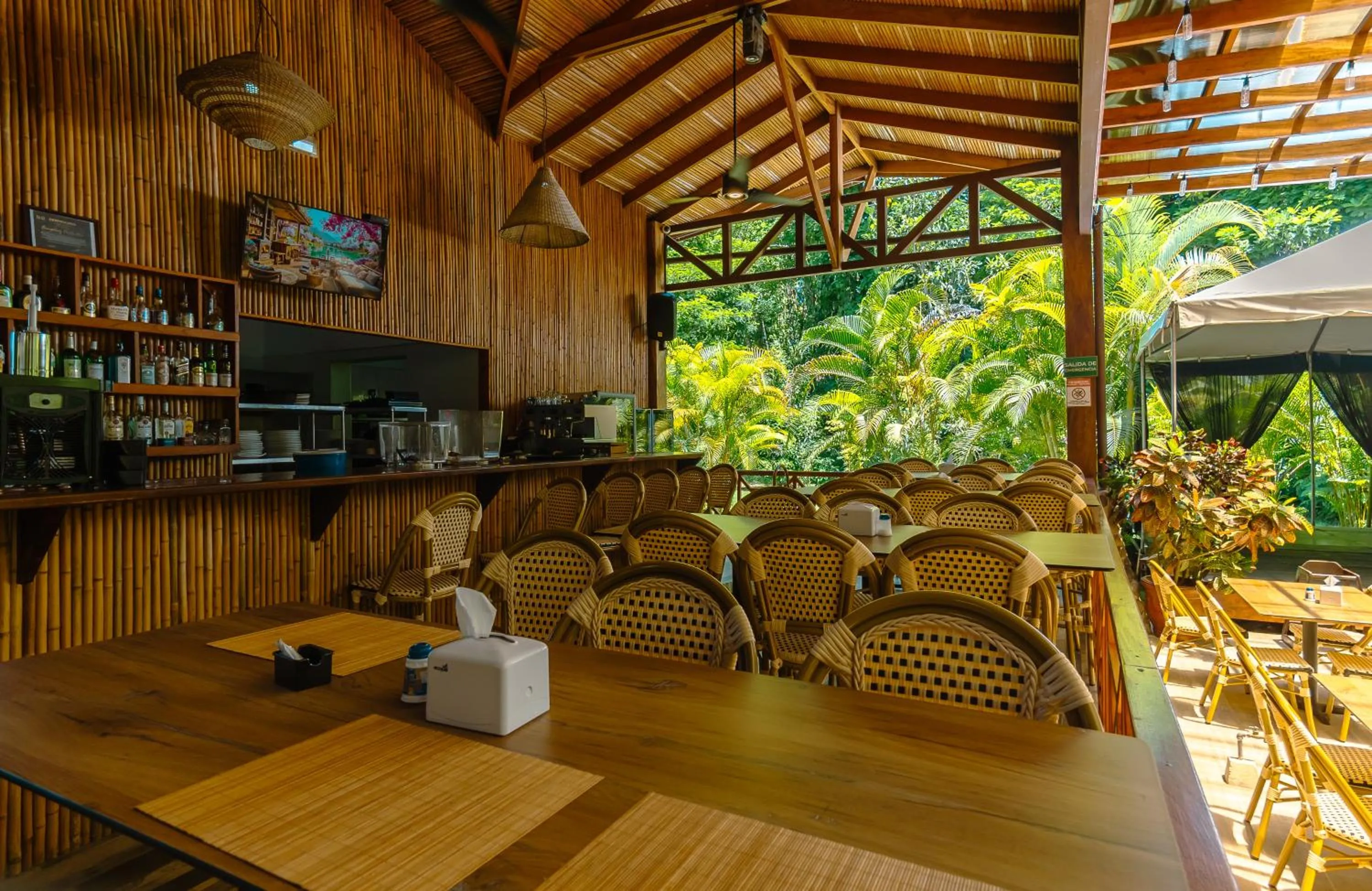 Restaurant/places to eat in Bungalows Beachfront Hotel