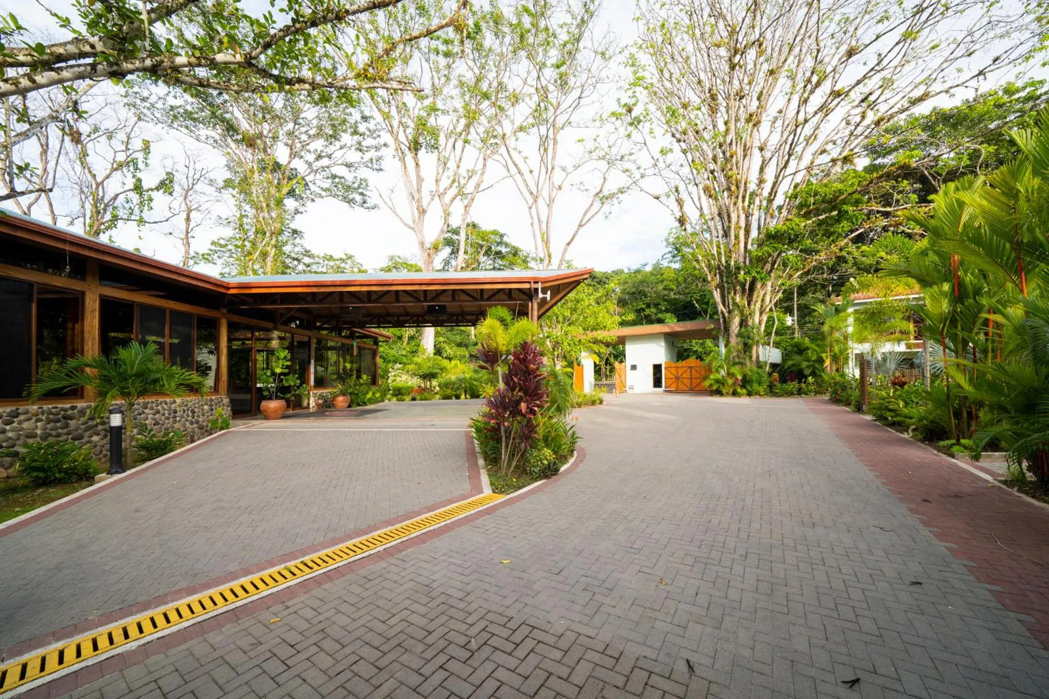 Facade/entrance in Bungalows Beachfront Hotel