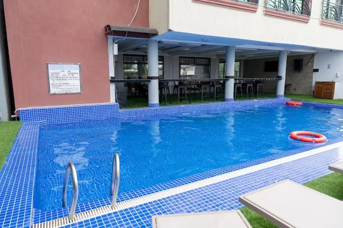 Swimming pool in Eden Palms