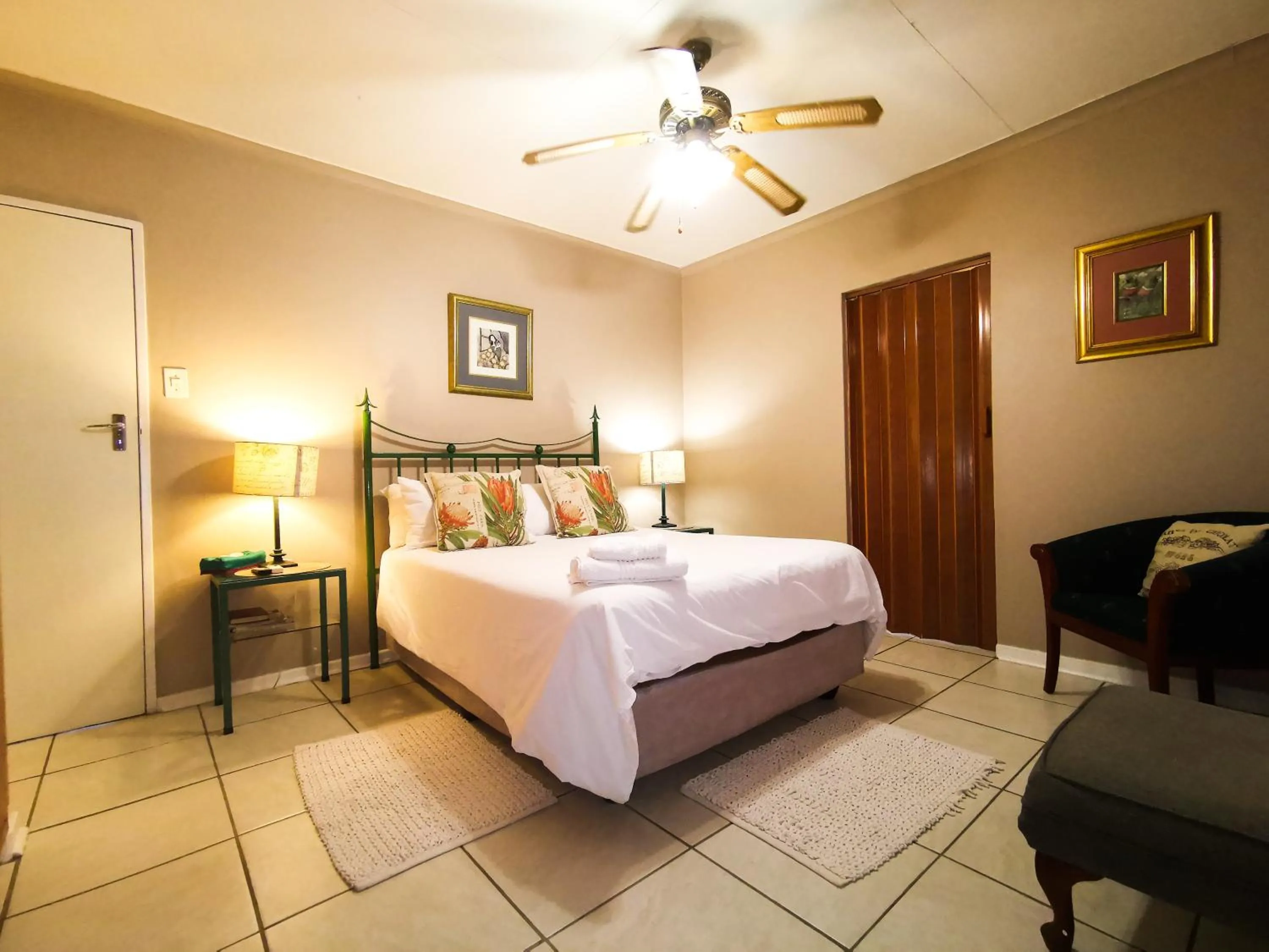 Bedroom, Bed in Loerie Guesthouse