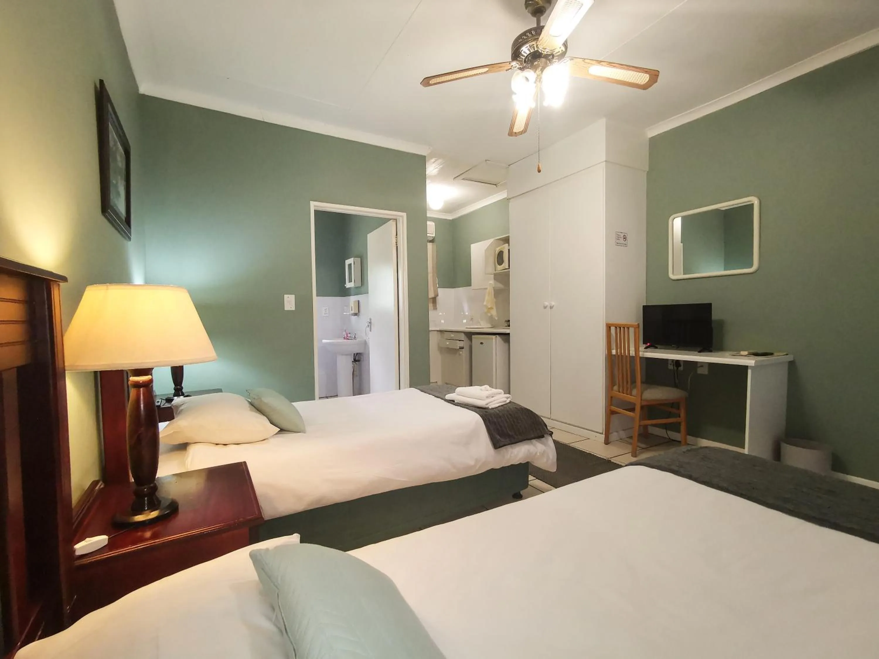 Bedroom, Bed in Loerie Guesthouse