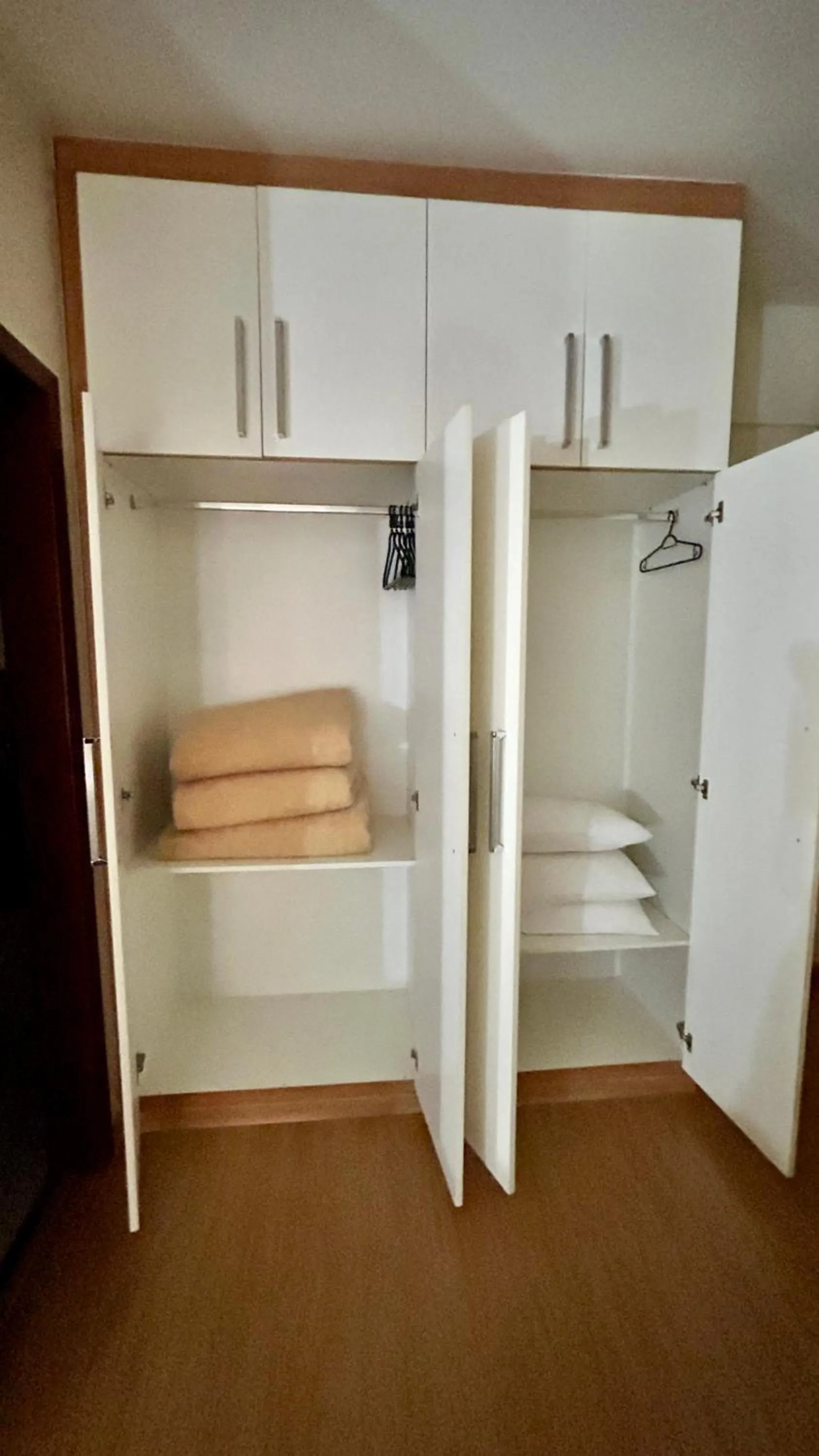 wardrobe in Líber Hotel Nova Serrana - Conforto na Rota da BR-262