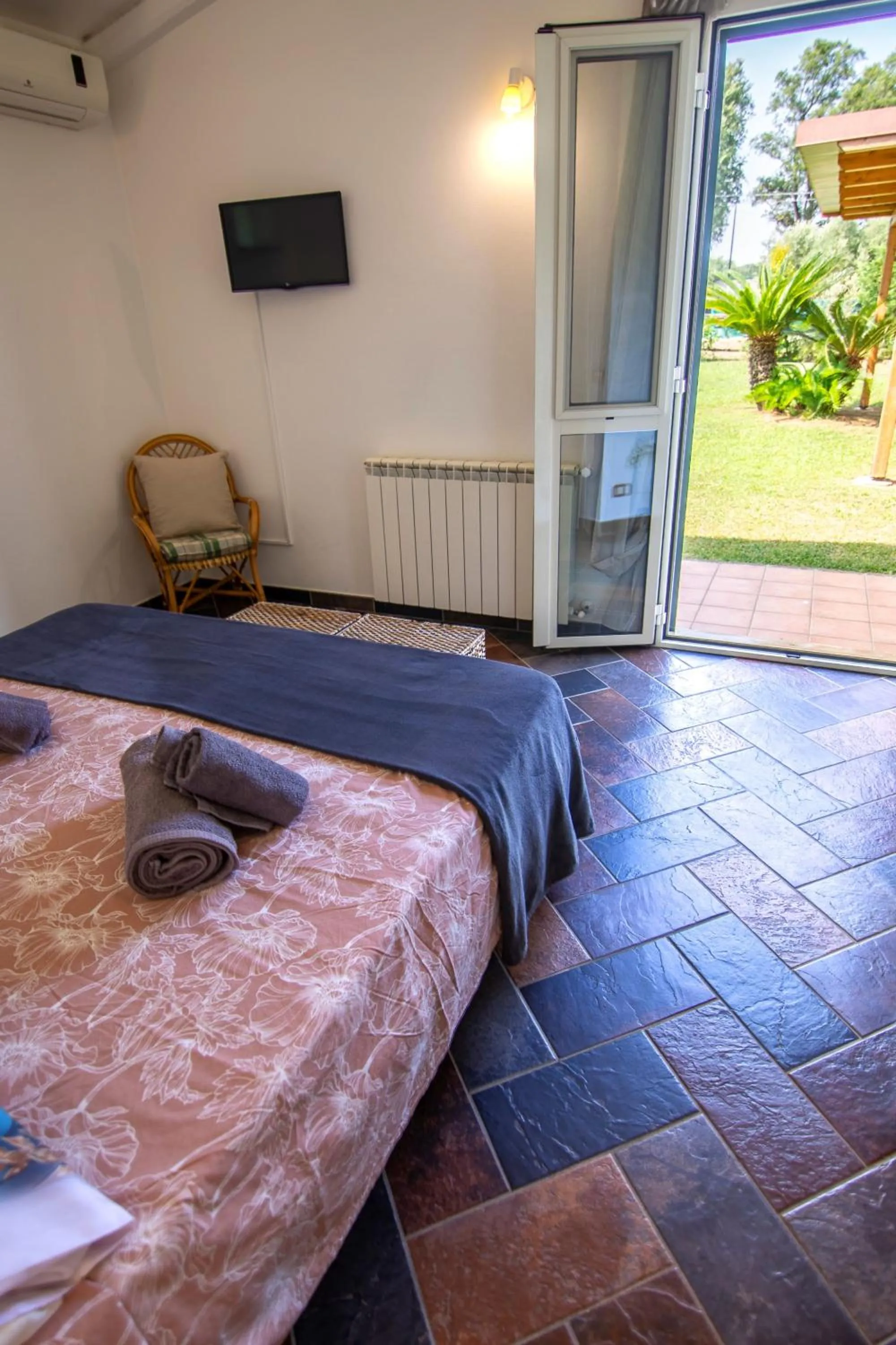 Bed in Villa LA CESA & Villino LA CASETTA Holiday Houses CON JACUZZI