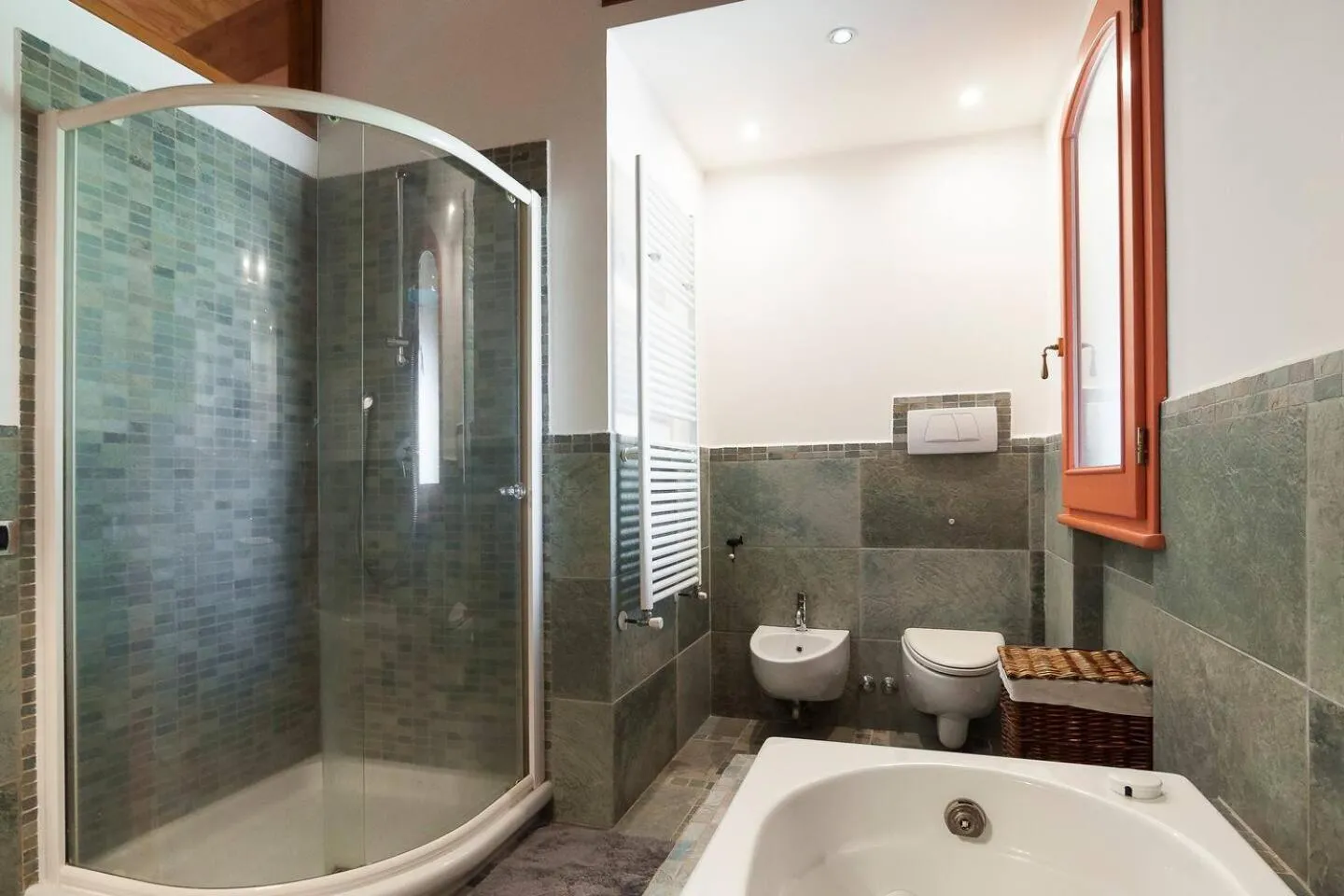 Shower in Villa LA CESA & Villino LA CASETTA Holiday Houses CON JACUZZI