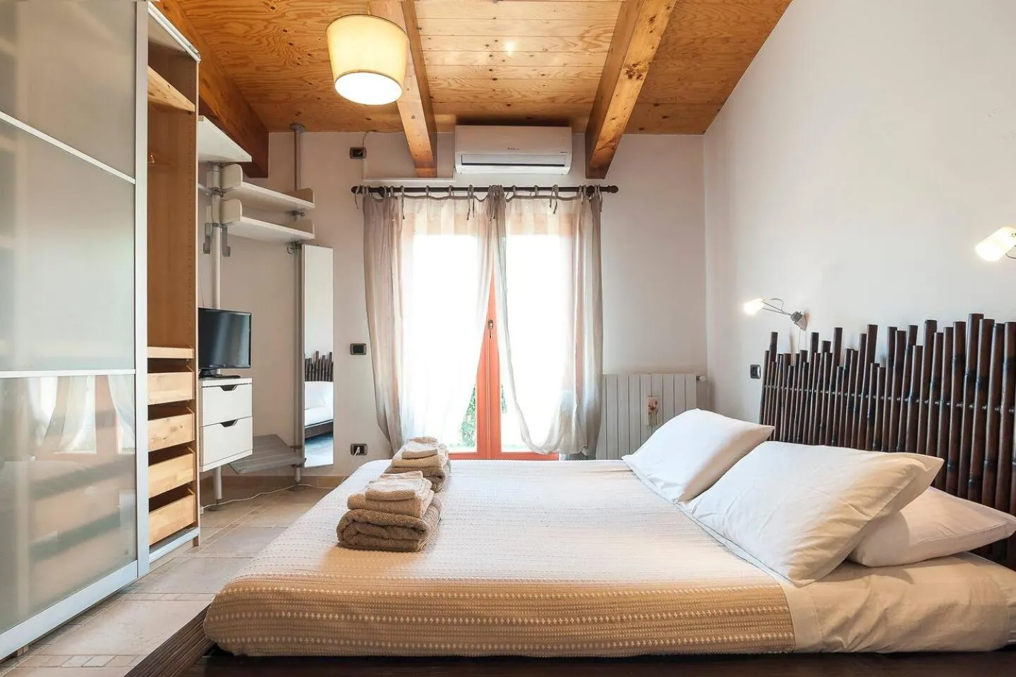 Bed in Villa LA CESA & Villino LA CASETTA Holiday Houses CON JACUZZI