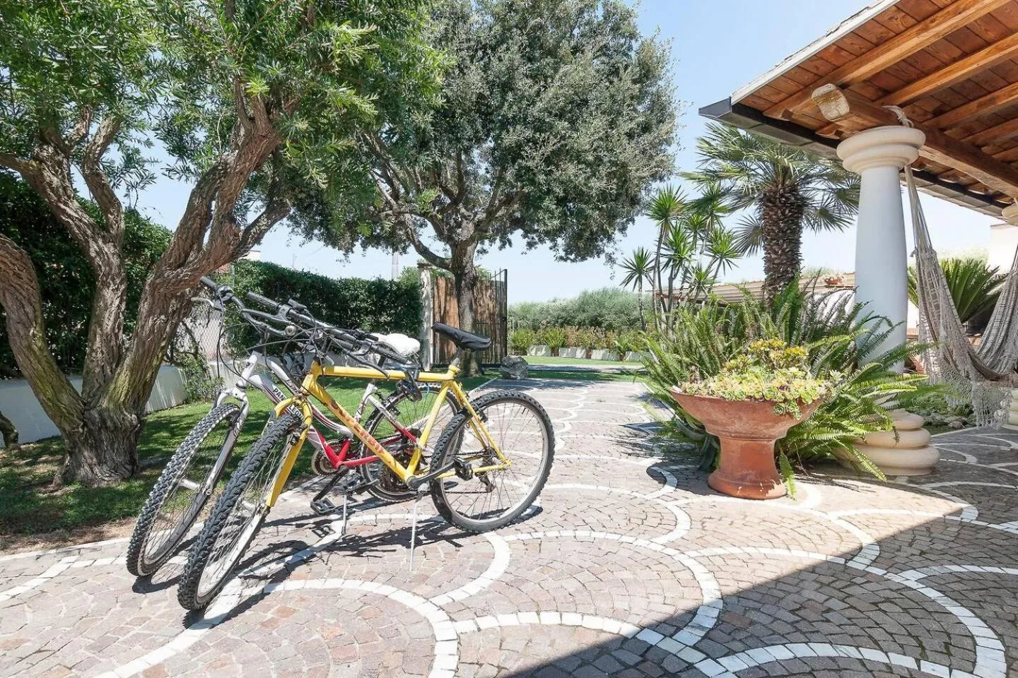 Garden in Villa LA CESA & Villino LA CASETTA Holiday Houses CON JACUZZI