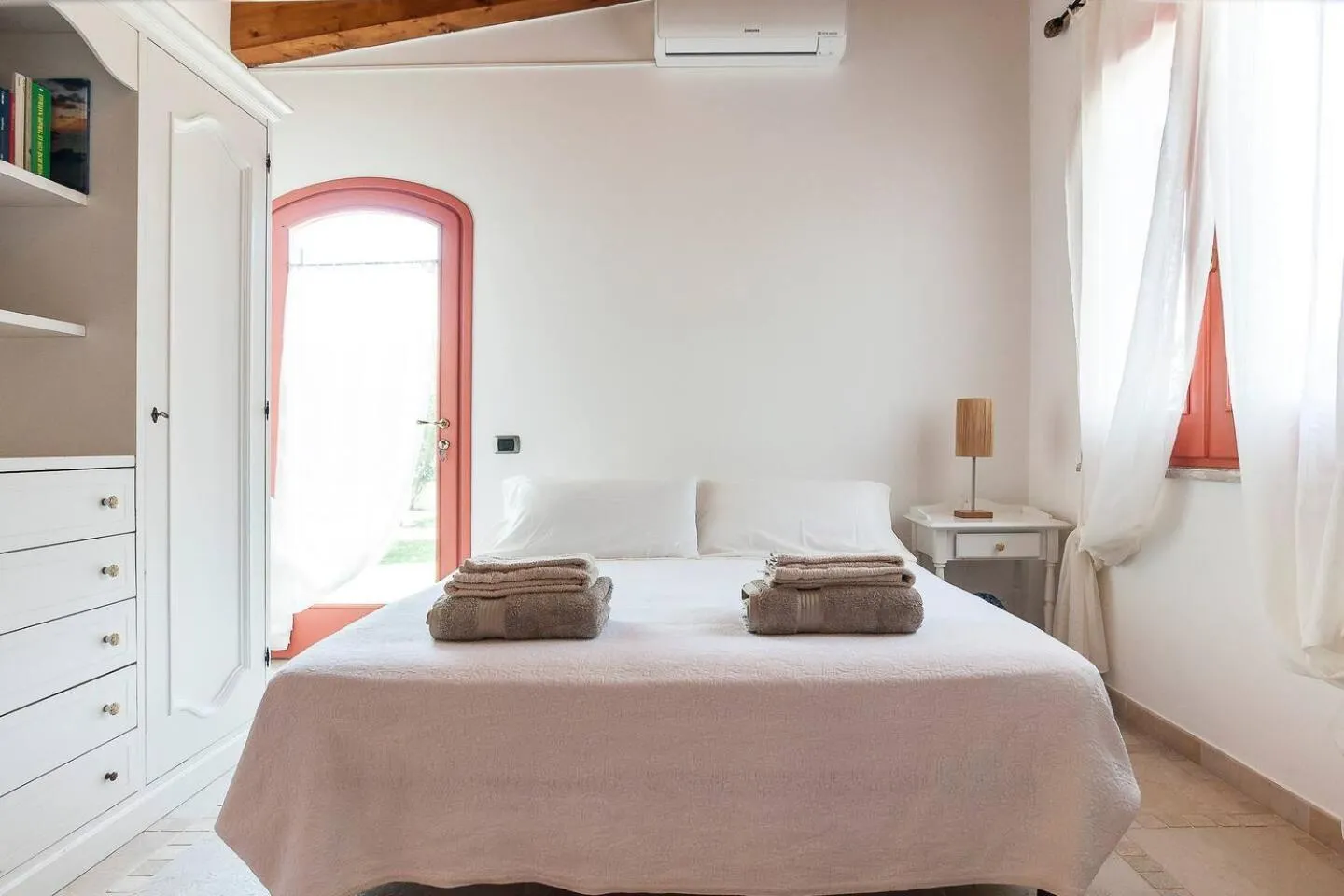Bed in Villa LA CESA & Villino LA CASETTA Holiday Houses CON JACUZZI