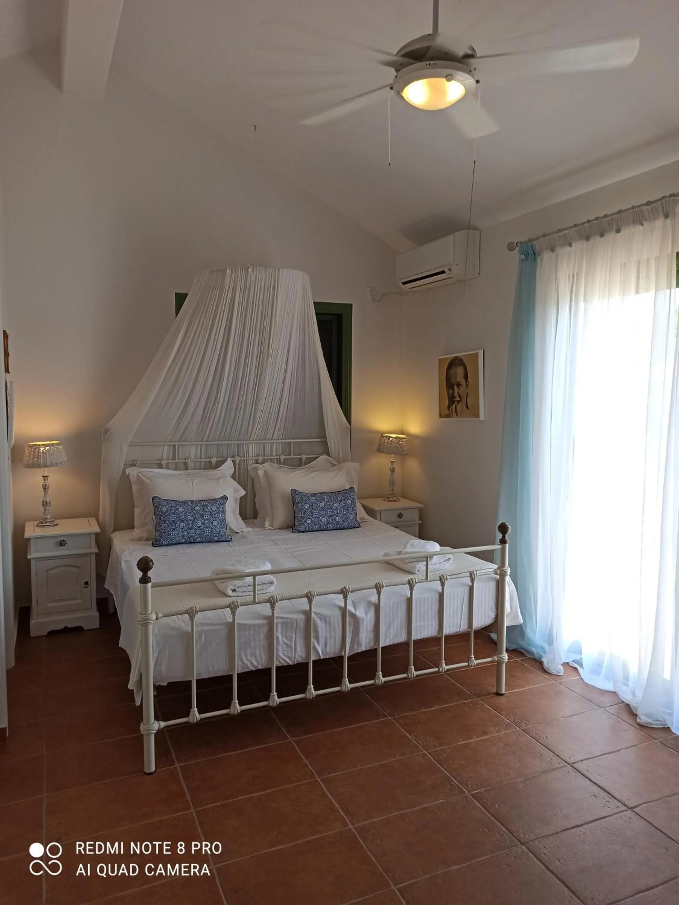 Photo of the whole room, Bed in Avra