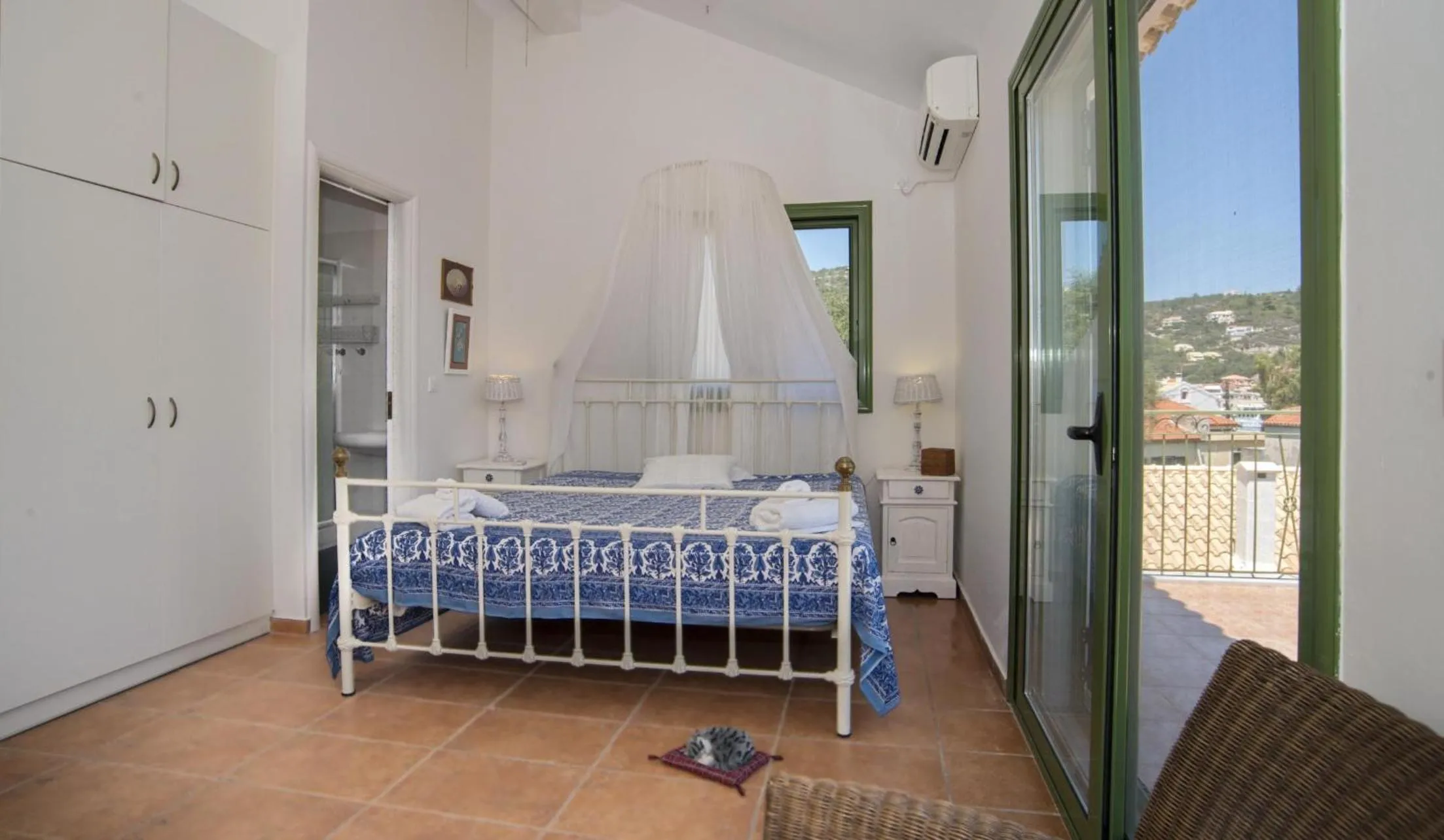 Shower, Bed in Avra