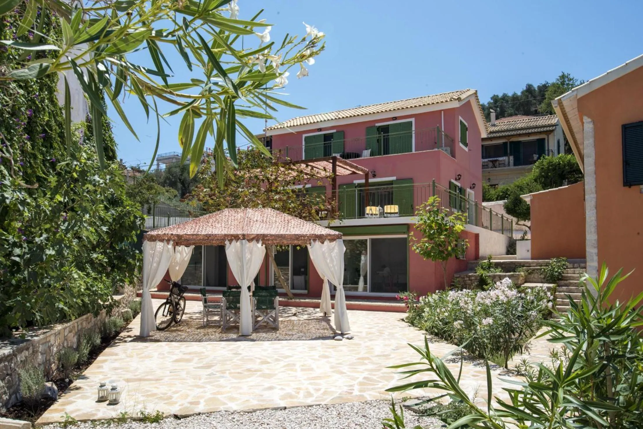 Facade/entrance in Avra