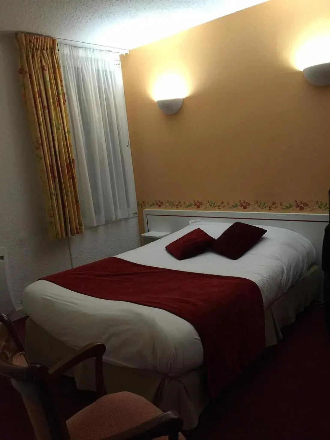 Comfort Double Room in Logis Le Cheval Rouge Comfort Double Room in Logis Le Cheval Rouge