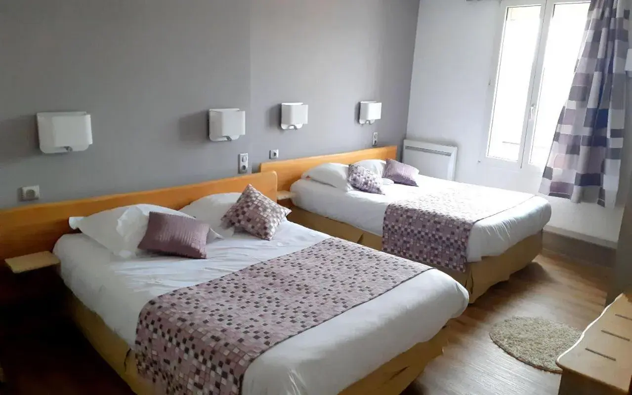 Superior Quadruple Room in Logis Le Cheval Rouge Superior Quadruple Room in Logis Le Cheval Rouge