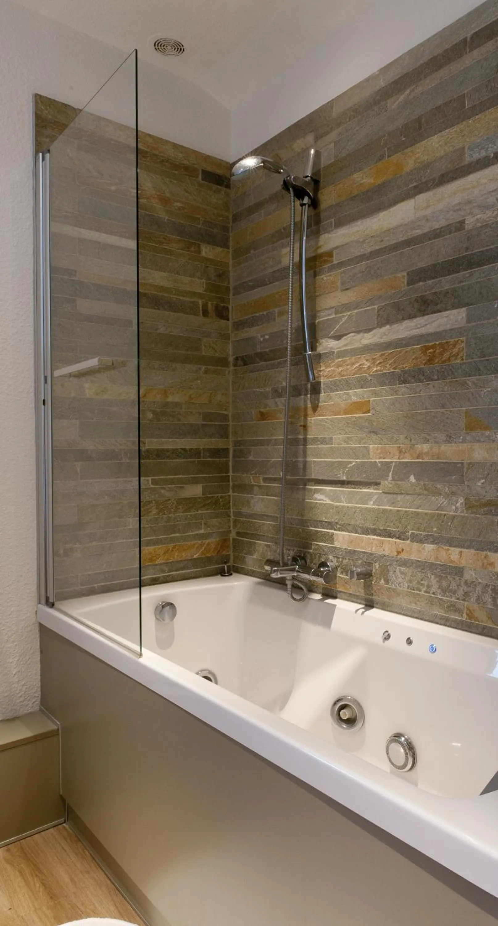 Bathroom in Logis Le Cheval Rouge