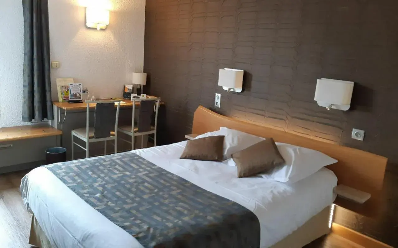 Superior Double Room in Logis Le Cheval Rouge Superior Double Room in Logis Le Cheval Rouge