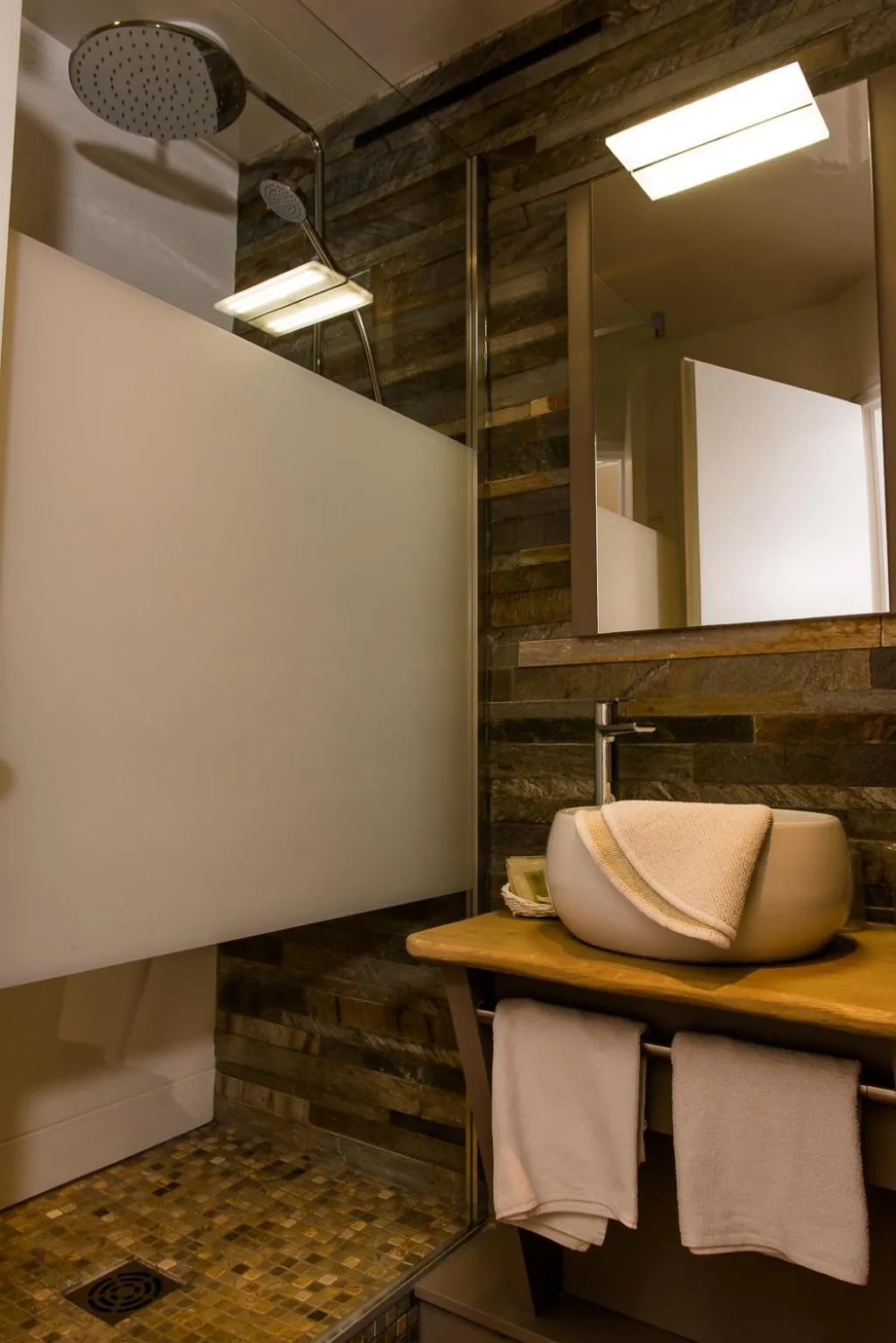 Bathroom in Logis Le Cheval Rouge