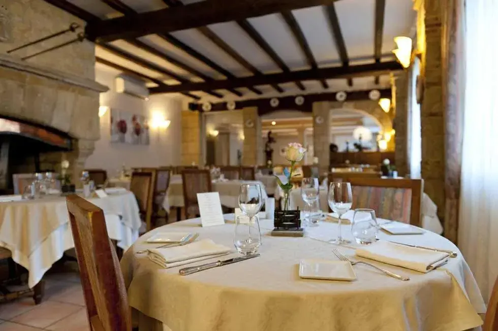 Restaurant/places to eat in Logis Le Cheval Rouge Restaurant/places to eat in Logis Le Cheval Rouge