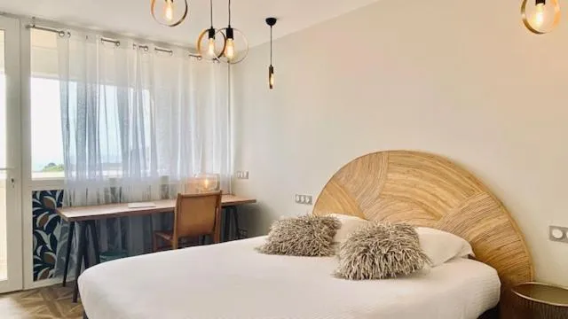 Bed in Hôtel La Grande Conque