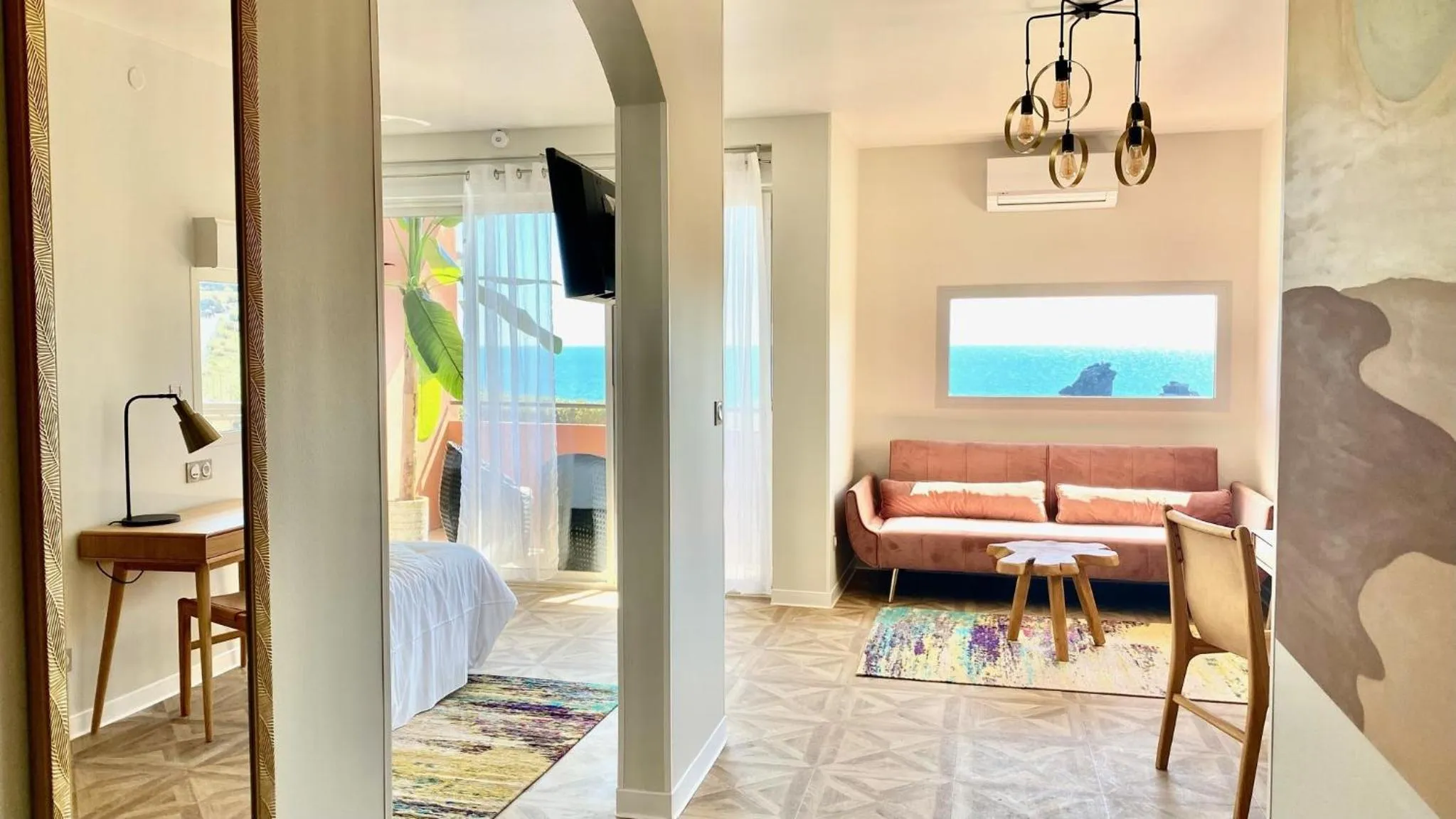 Property building, Bed in Hôtel La Grande Conque