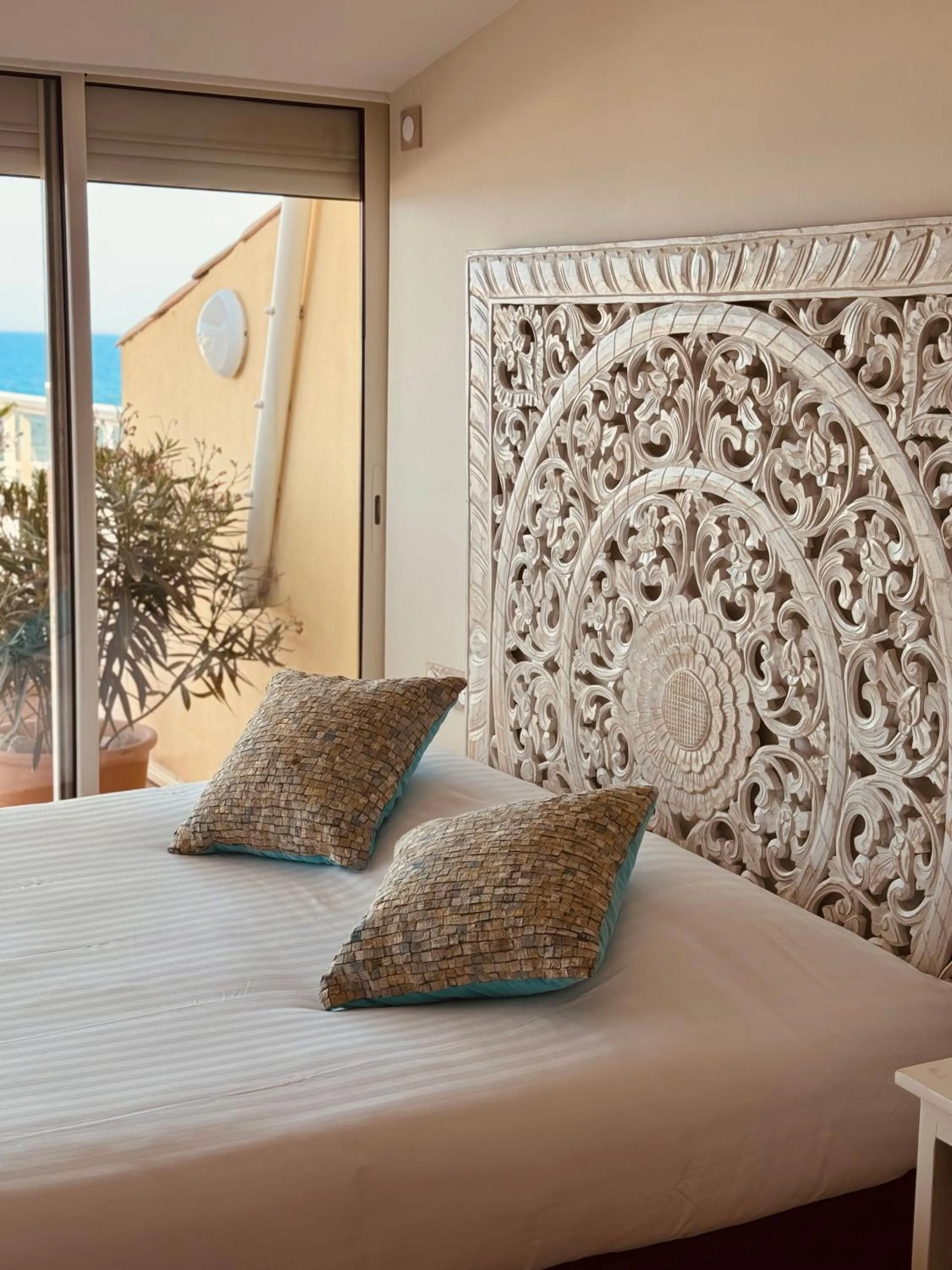 Bed in Hôtel La Grande Conque