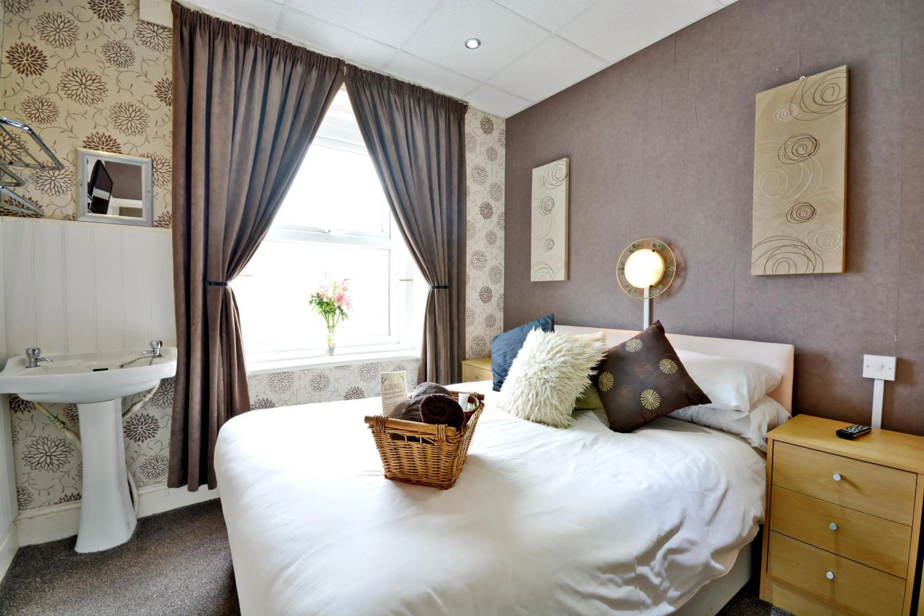 Bedroom, Bed in The Derby Hotel