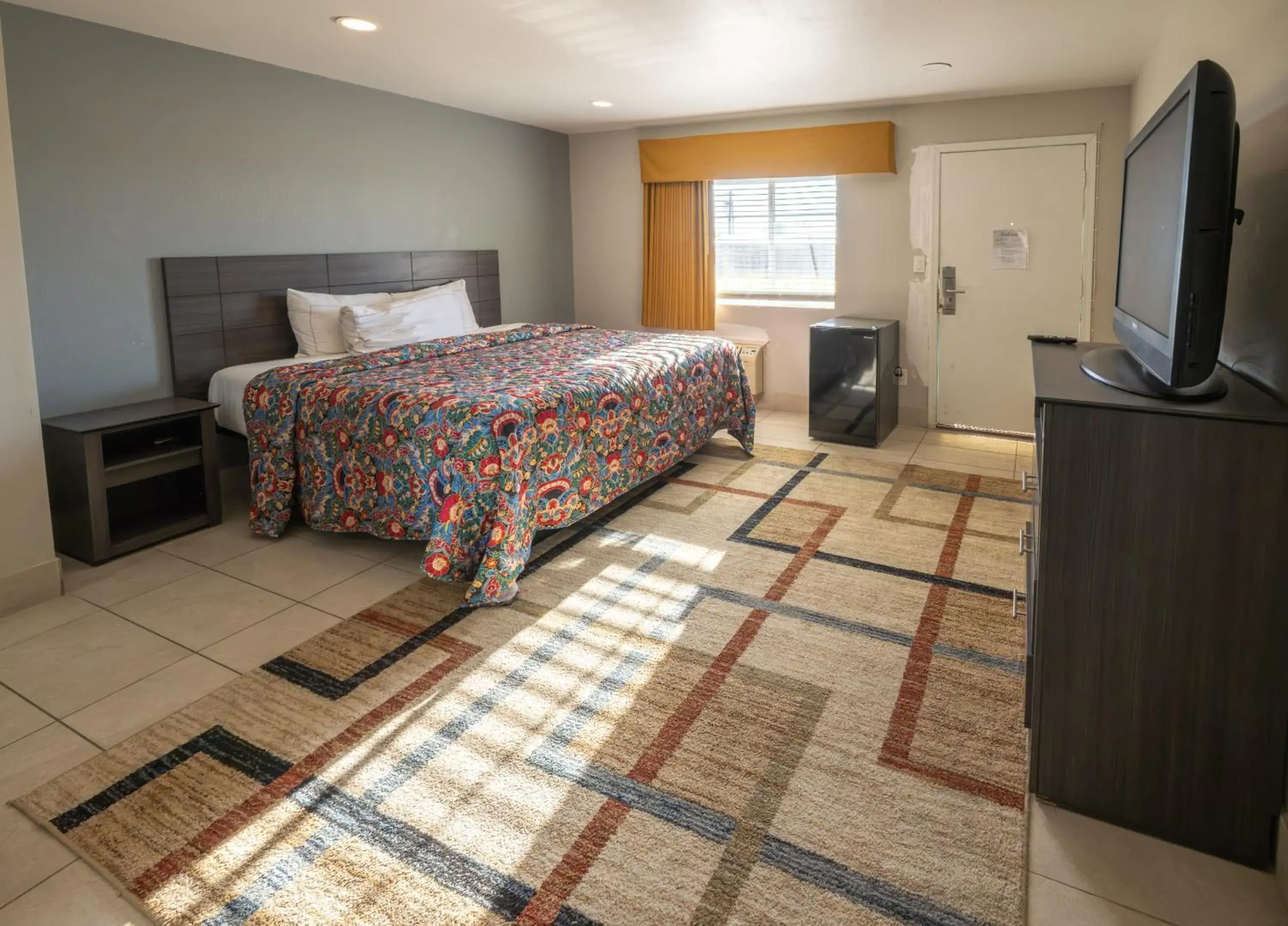 Bedroom, Bed in Motel 7 By OYO Near Phoenix Airport Bedroom, Bed in Motel 7 By OYO Near Phoenix Airport