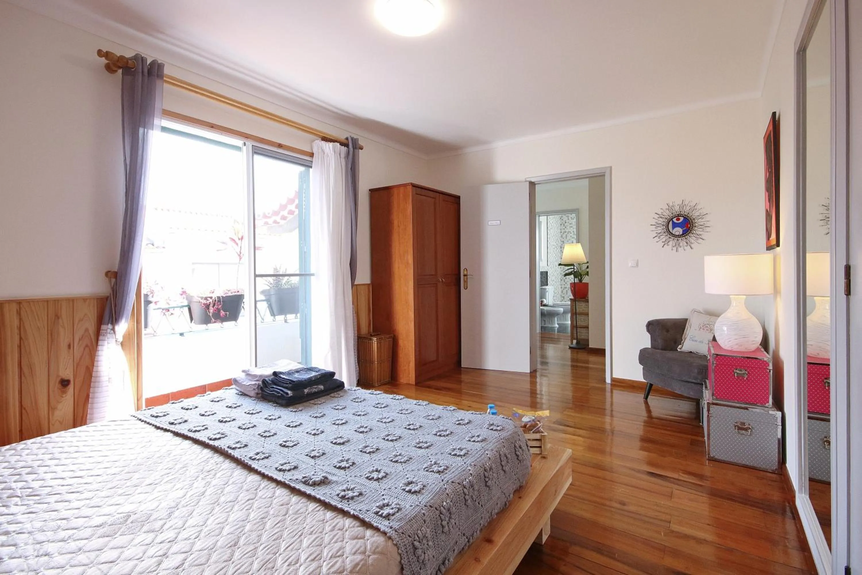 Photo of the whole room, Bed in Casa da Flor
