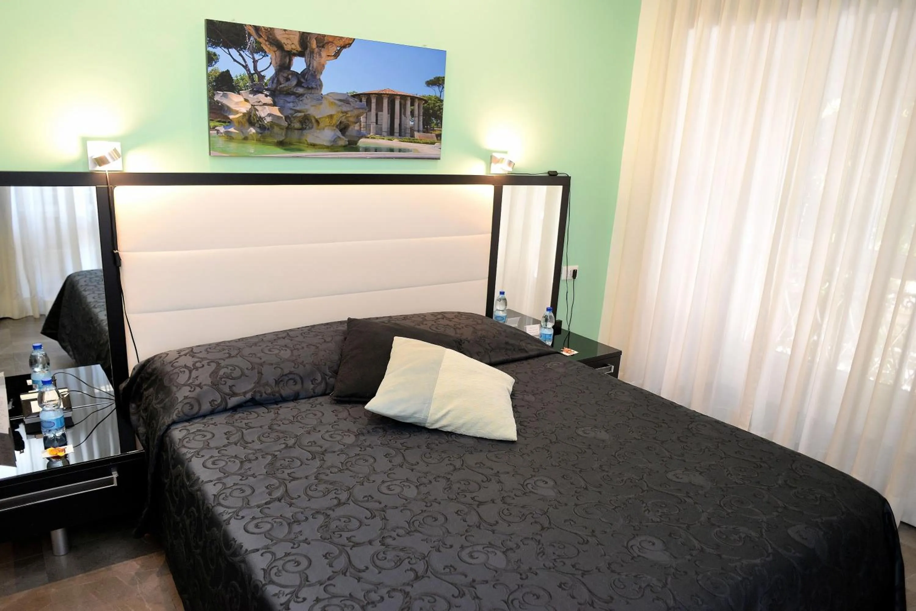 Photo of the whole room, Bed in Capital Suite