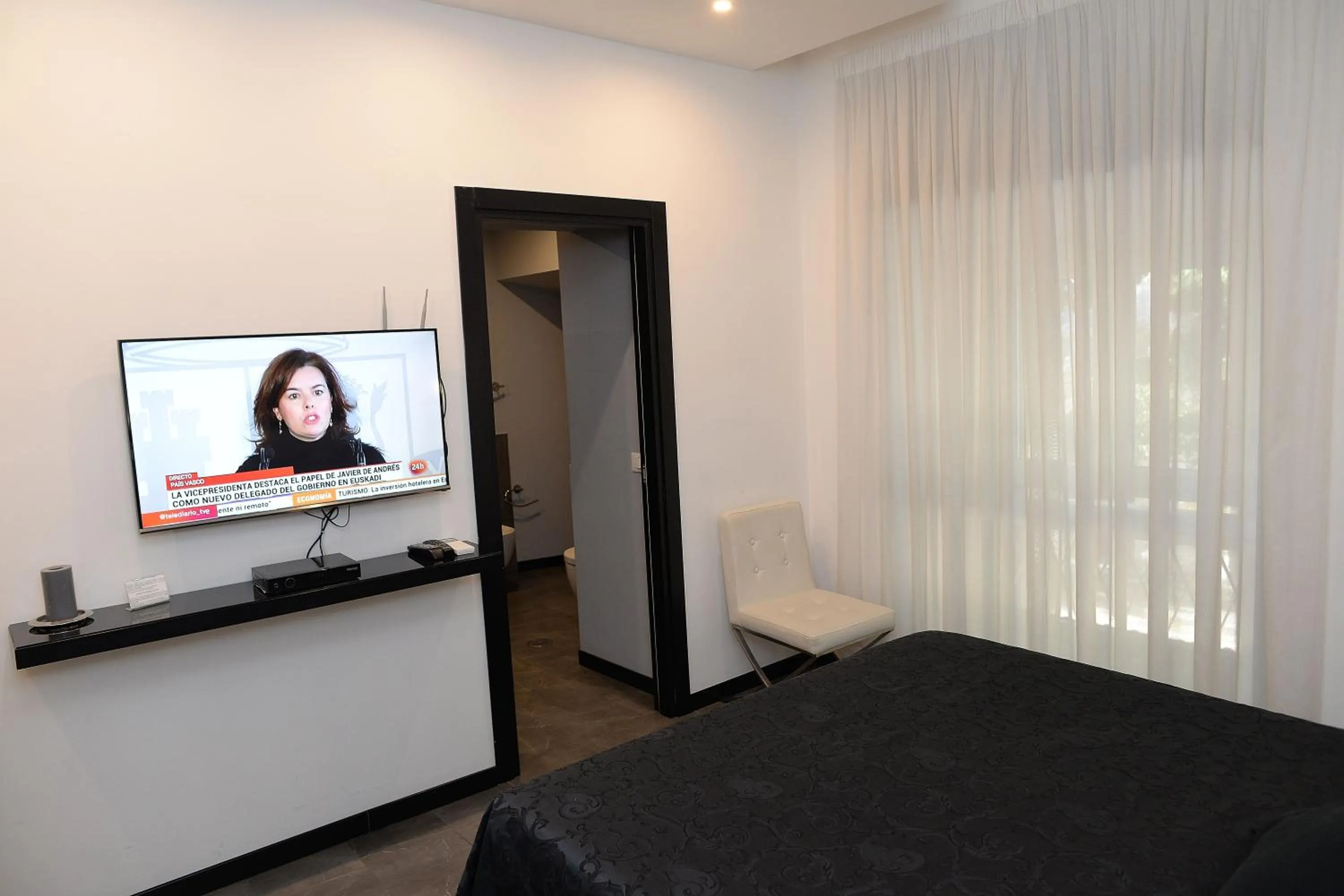 Photo of the whole room, Bed in Capital Suite