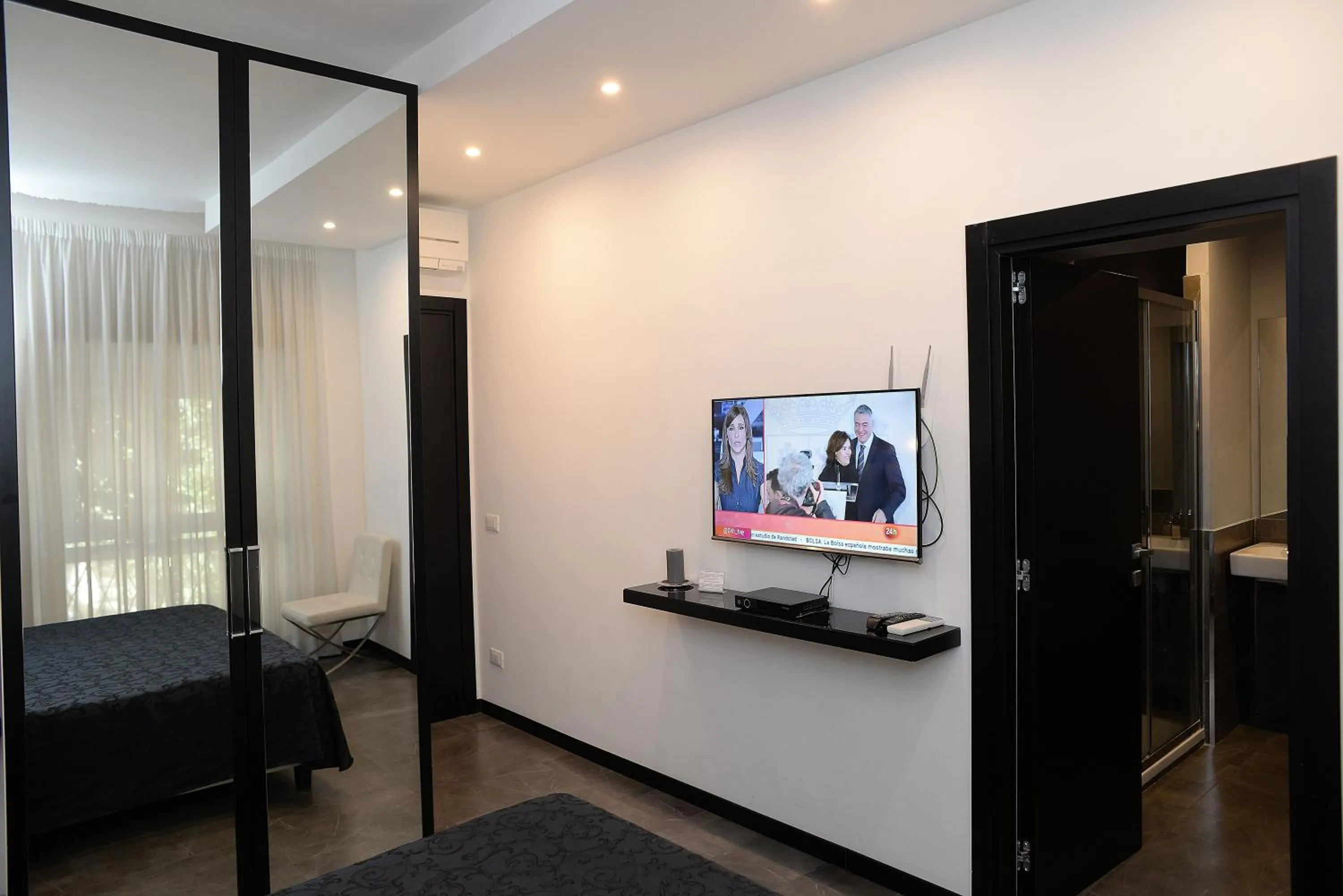 Photo of the whole room, Bed in Capital Suite