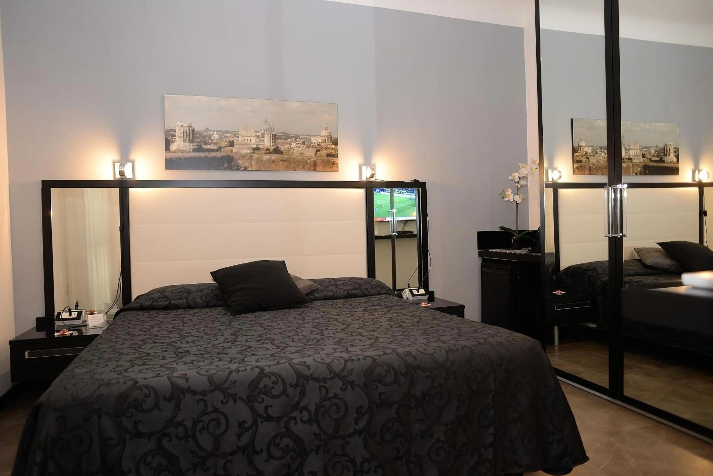 Photo of the whole room, Bed in Capital Suite