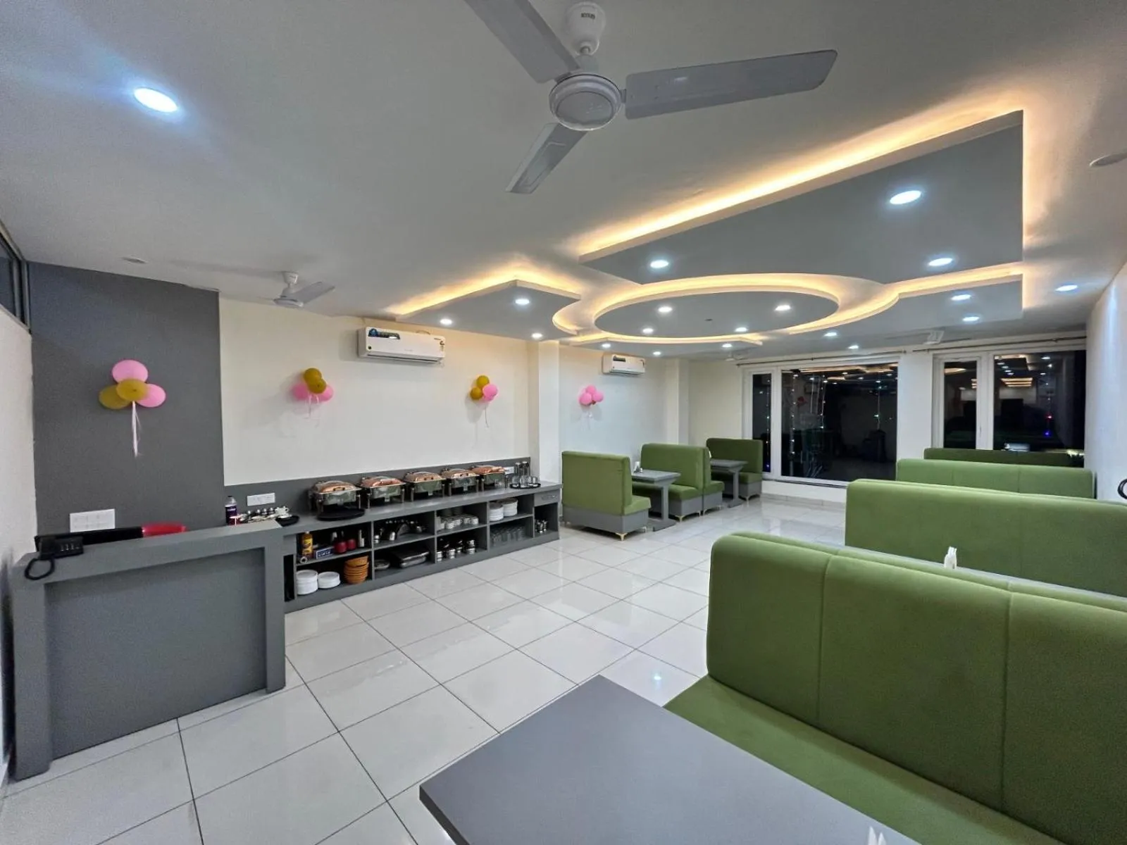 Restaurant/places to eat in Hotel The Katra Avenue