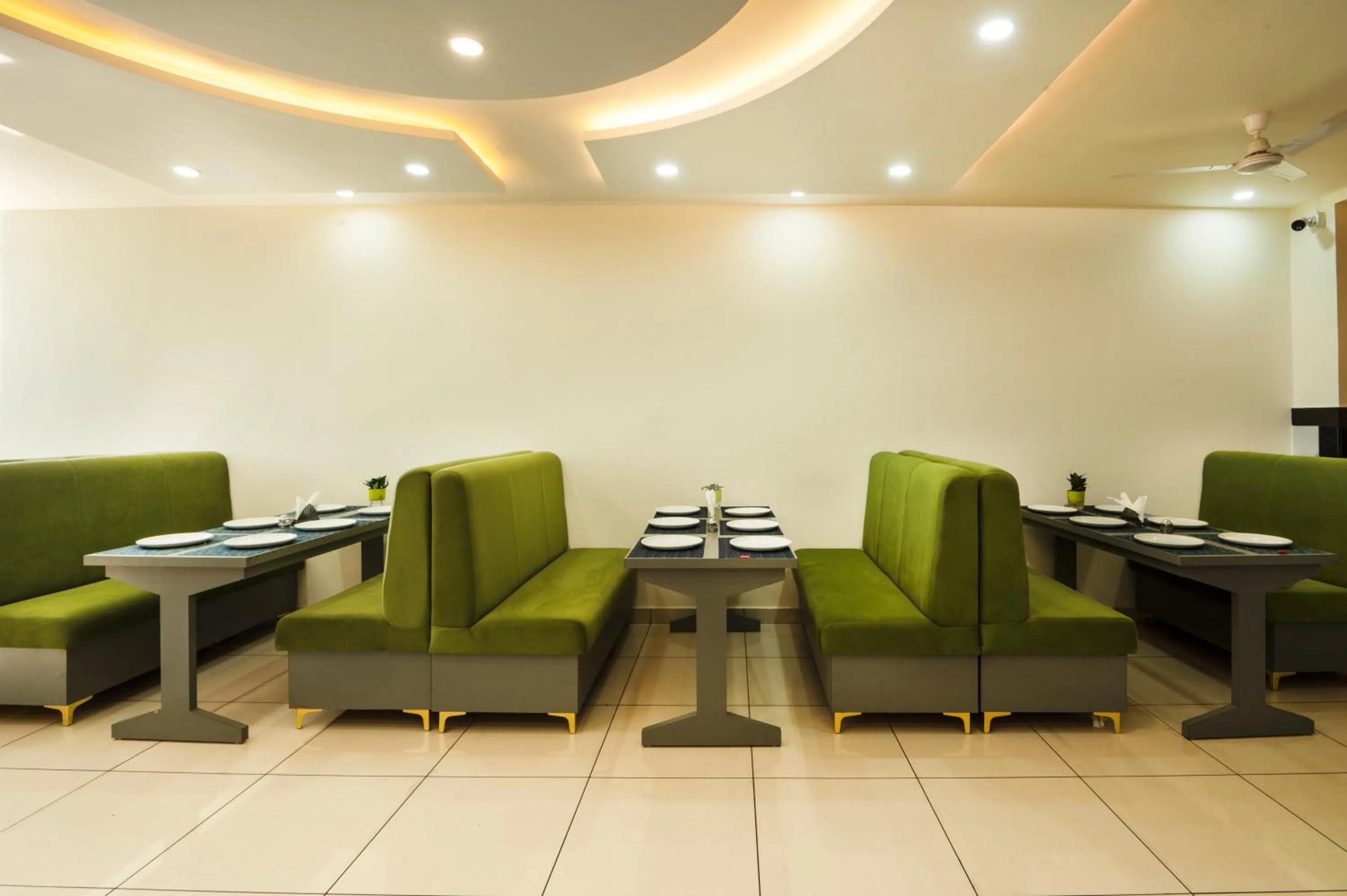 Restaurant/places to eat in Hotel The Katra Avenue