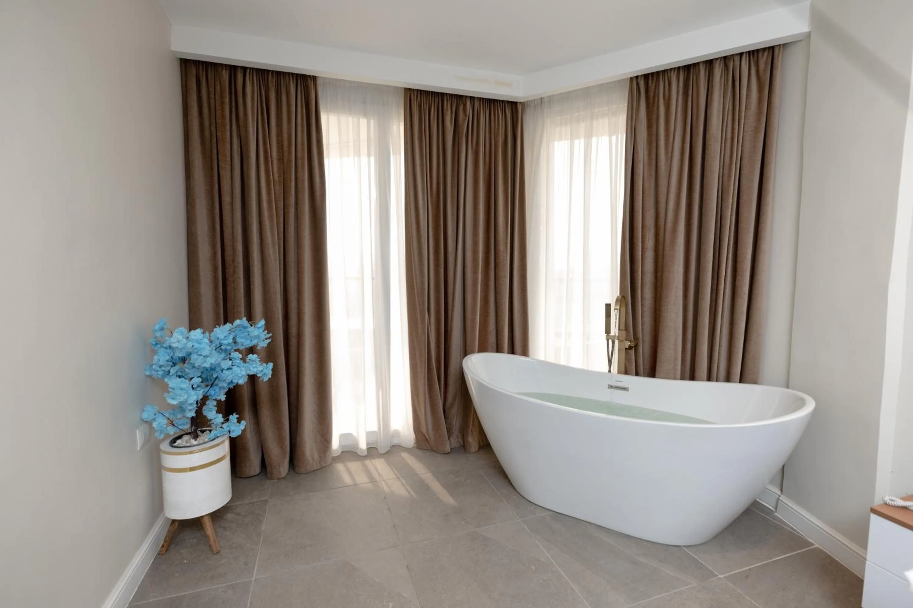 Hot Tub in Eyes Of Egypt Pyramids View Boutique Hotel