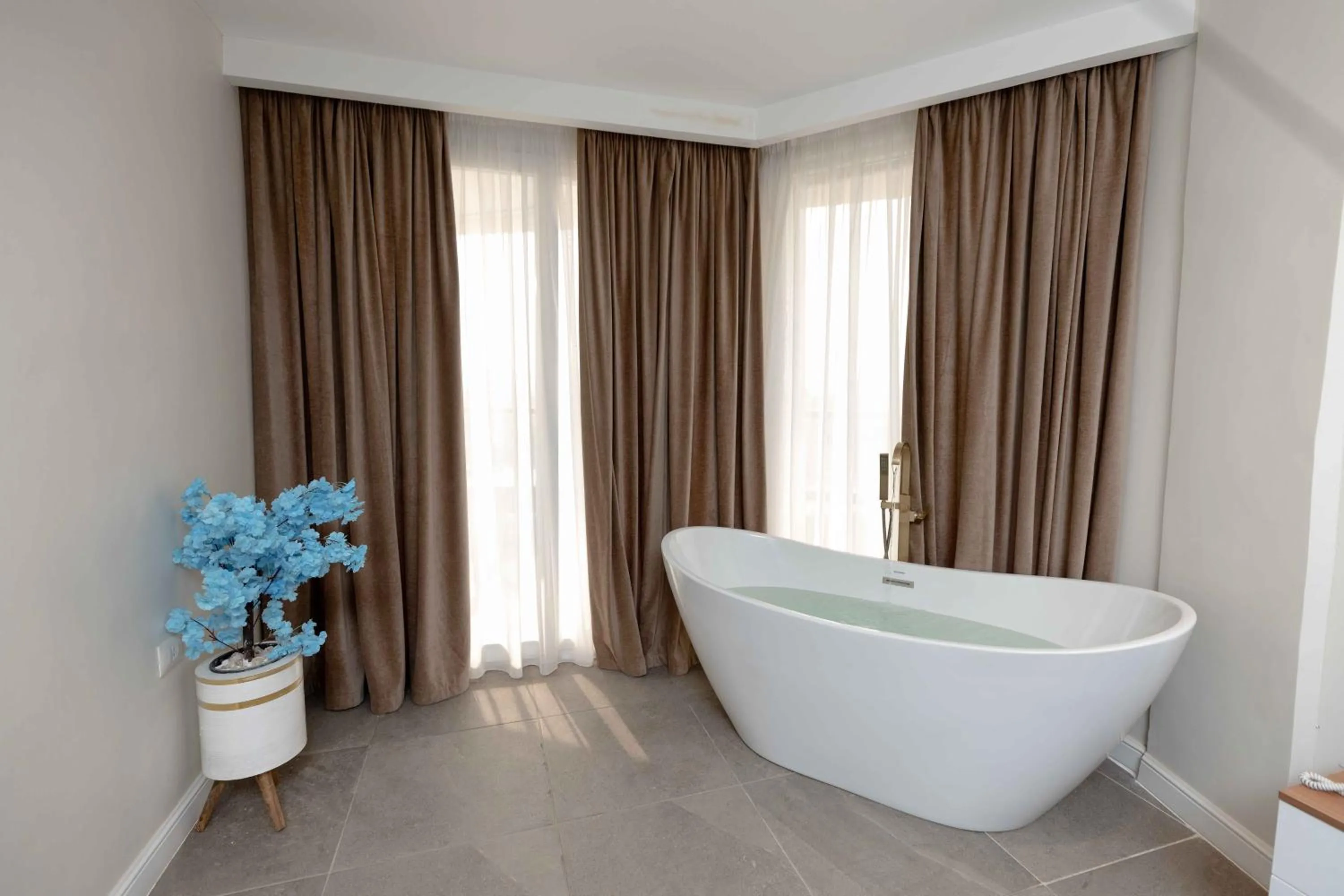 Hot Tub in Eyes Of Egypt Pyramids View Boutique Hotel