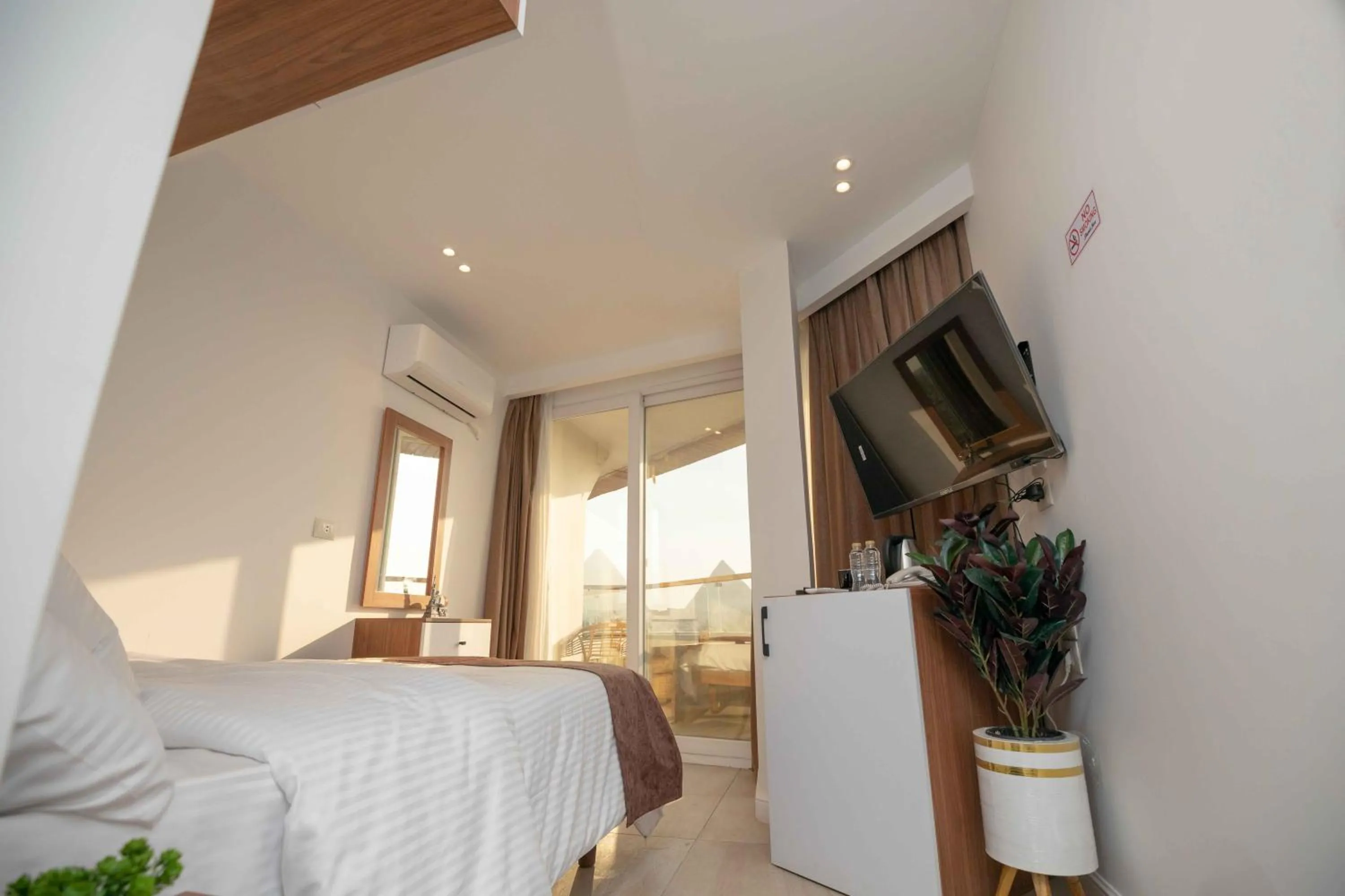 Bed in Eyes Of Egypt Pyramids View Boutique Hotel