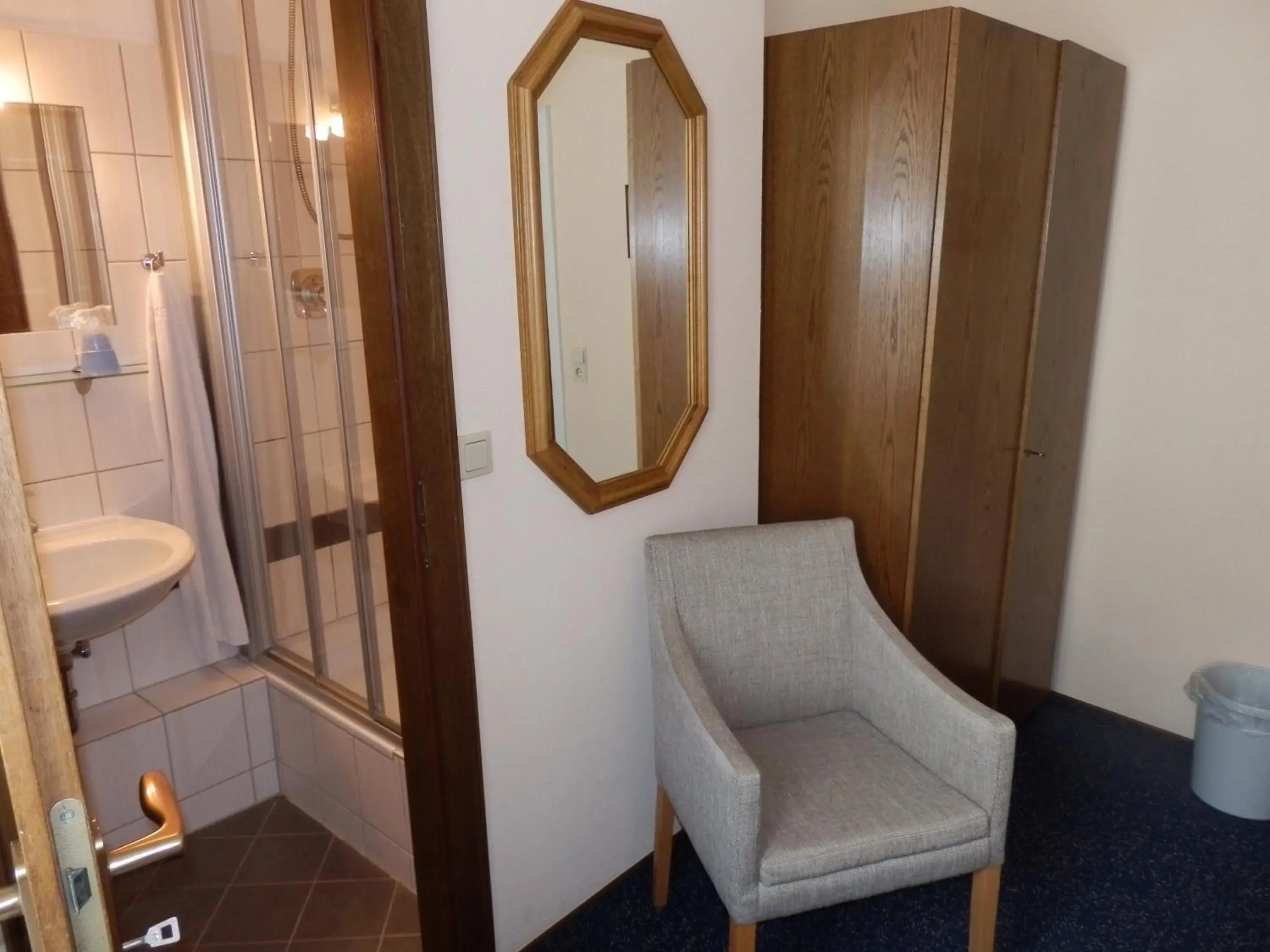 Small Single Room - single occupancy in Hotel Rheinischer Hof Small Single Room - single occupancy in Hotel Rheinischer Hof