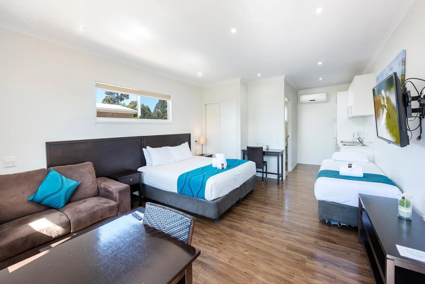 Photo of the whole room, Bed in Chinchilla Tourist Park