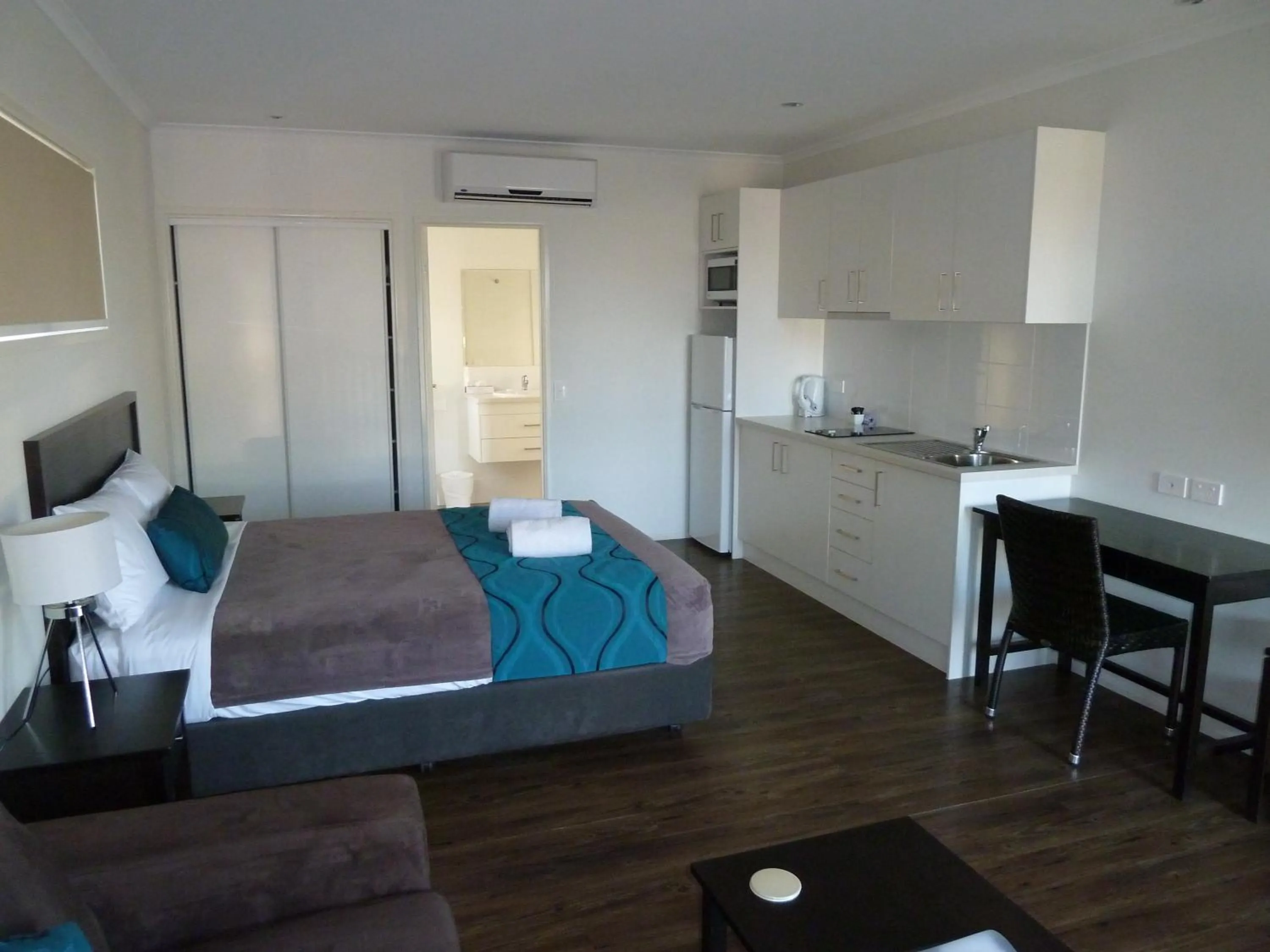 Photo of the whole room, Bed in Chinchilla Tourist Park