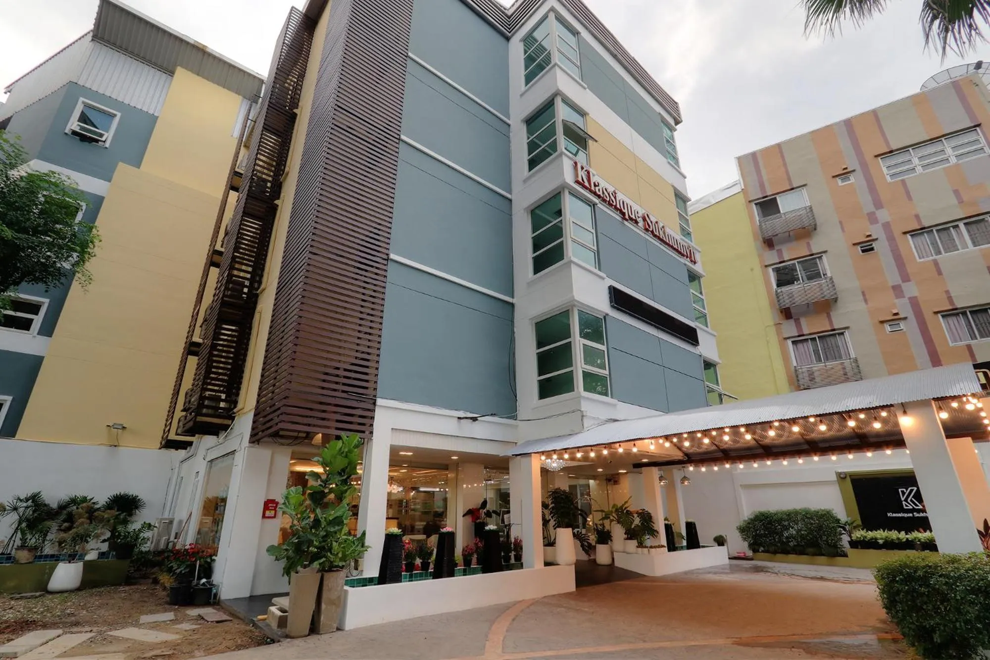 Property building in Klassique Sukhumvit Hotel
