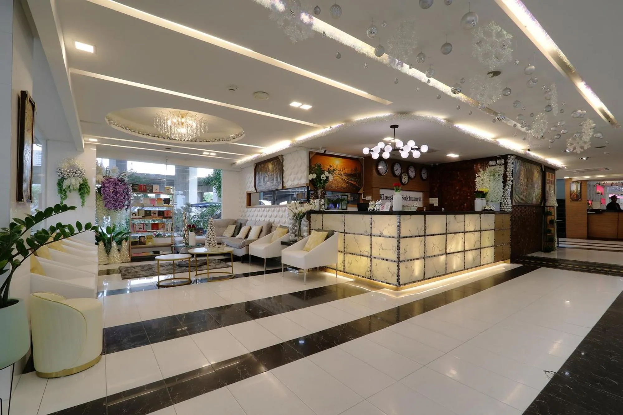 Lobby or reception in Klassique Sukhumvit Hotel